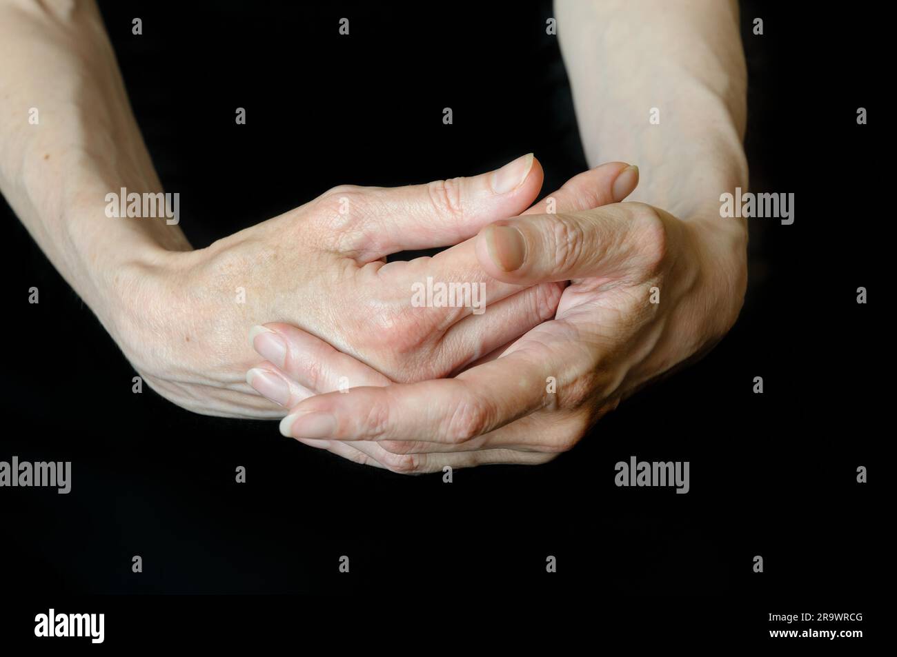 Différentes positions de senior woman's hands sur fond noir Banque D'Images