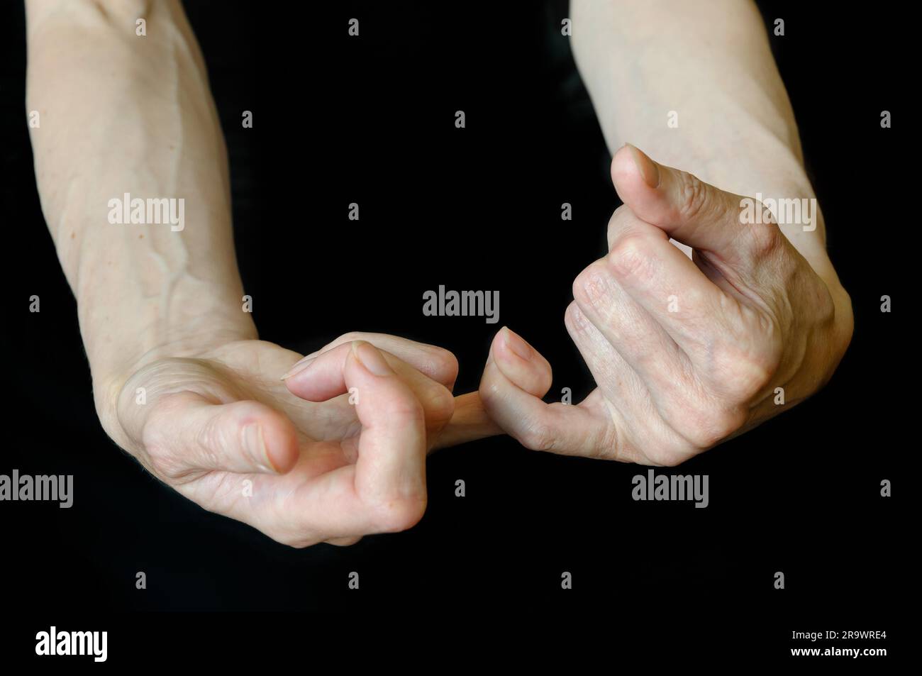 Différentes positions de senior woman's hands sur fond noir Banque D'Images