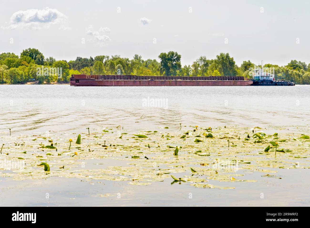 Barge sur le fleuve Dniepr pendant une journée ensoleillée Banque D'Images