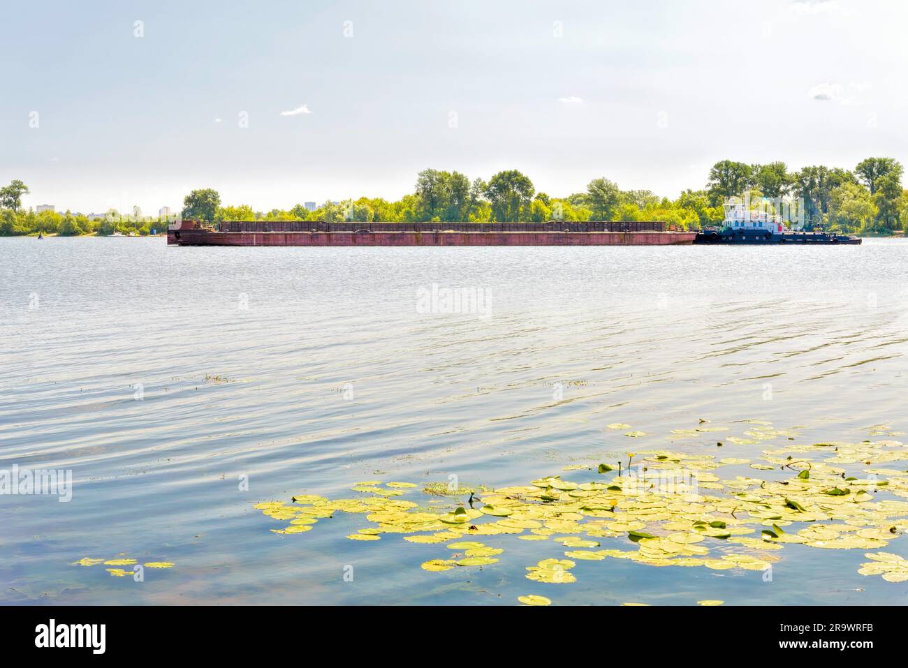 Barge sur le fleuve Dniepr pendant une journée ensoleillée Banque D'Images