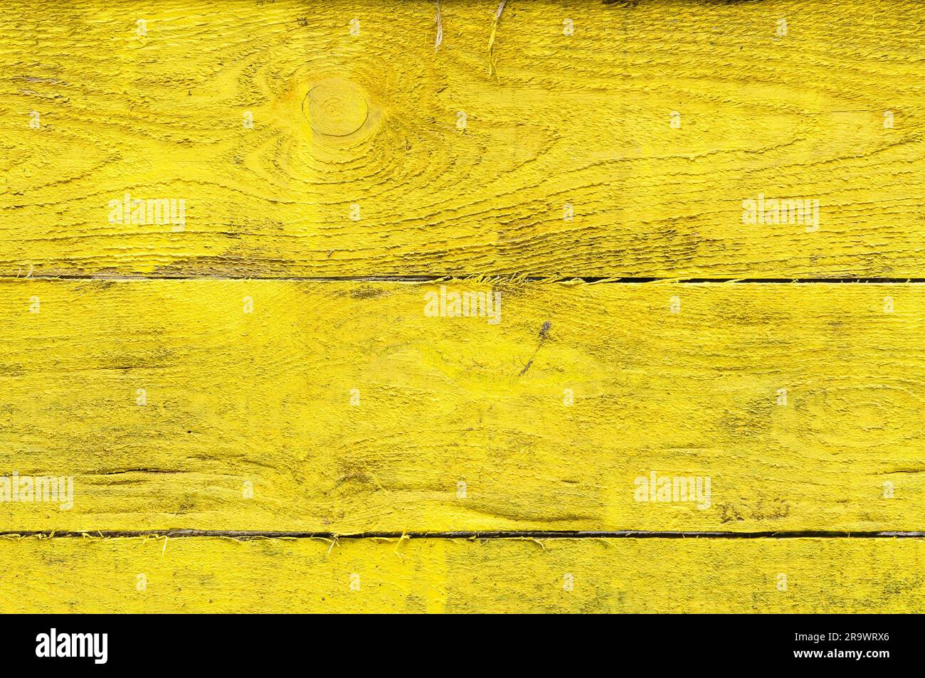 Un mur de planches de pin peintes en jaune Banque D'Images