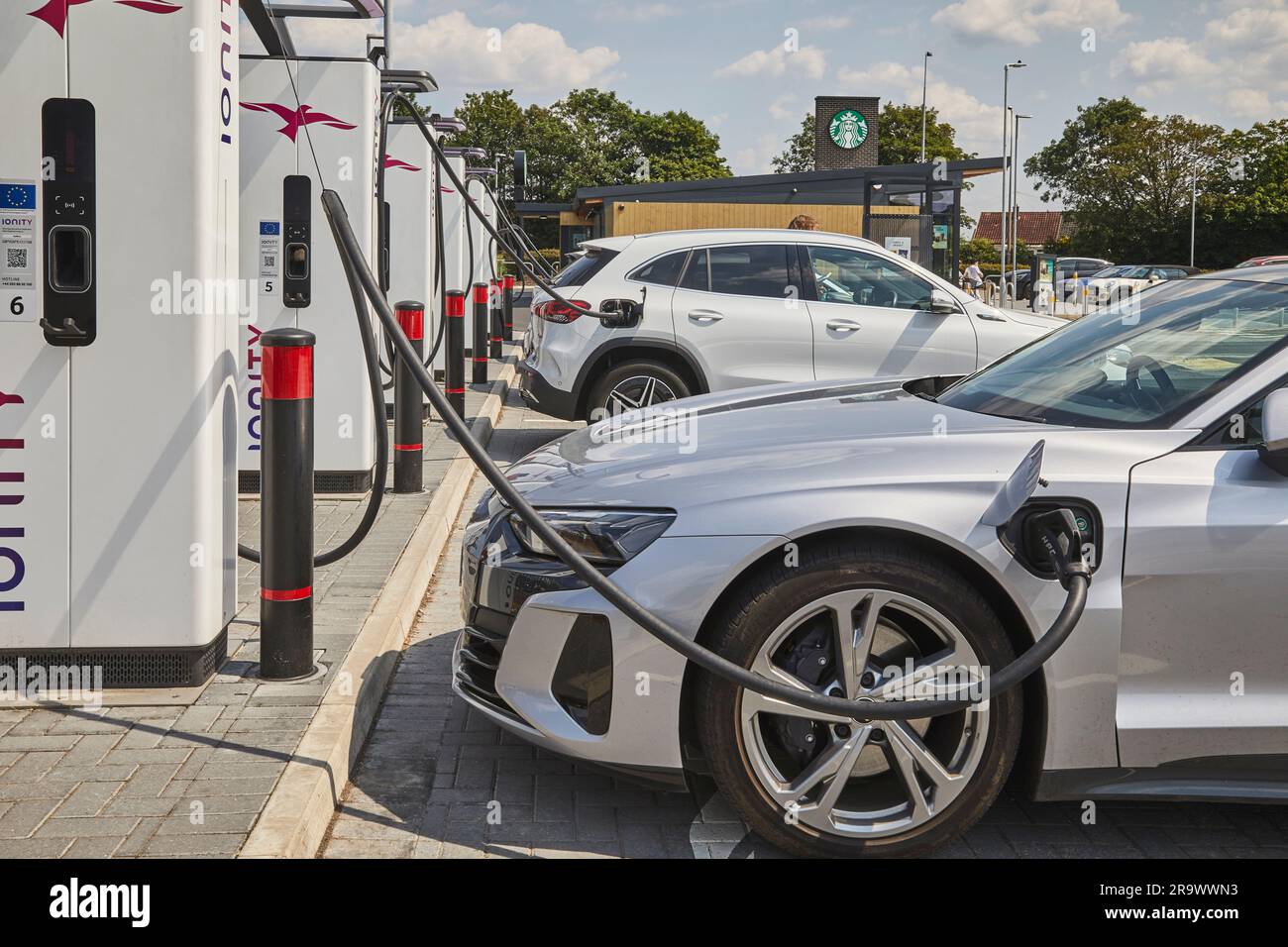 L'avenir est là : les véhicules électriques se chargent à une borne de recharge de véhicules électriques (EV) ; près de Stafford, Angleterre, Grande-Bretagne. Banque D'Images