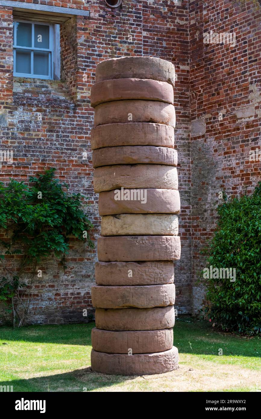 Brown Miller's Stack. Pierres de grès roses. 2023. Sean Scully à Houghton Hall, Norfolk. Banque D'Images