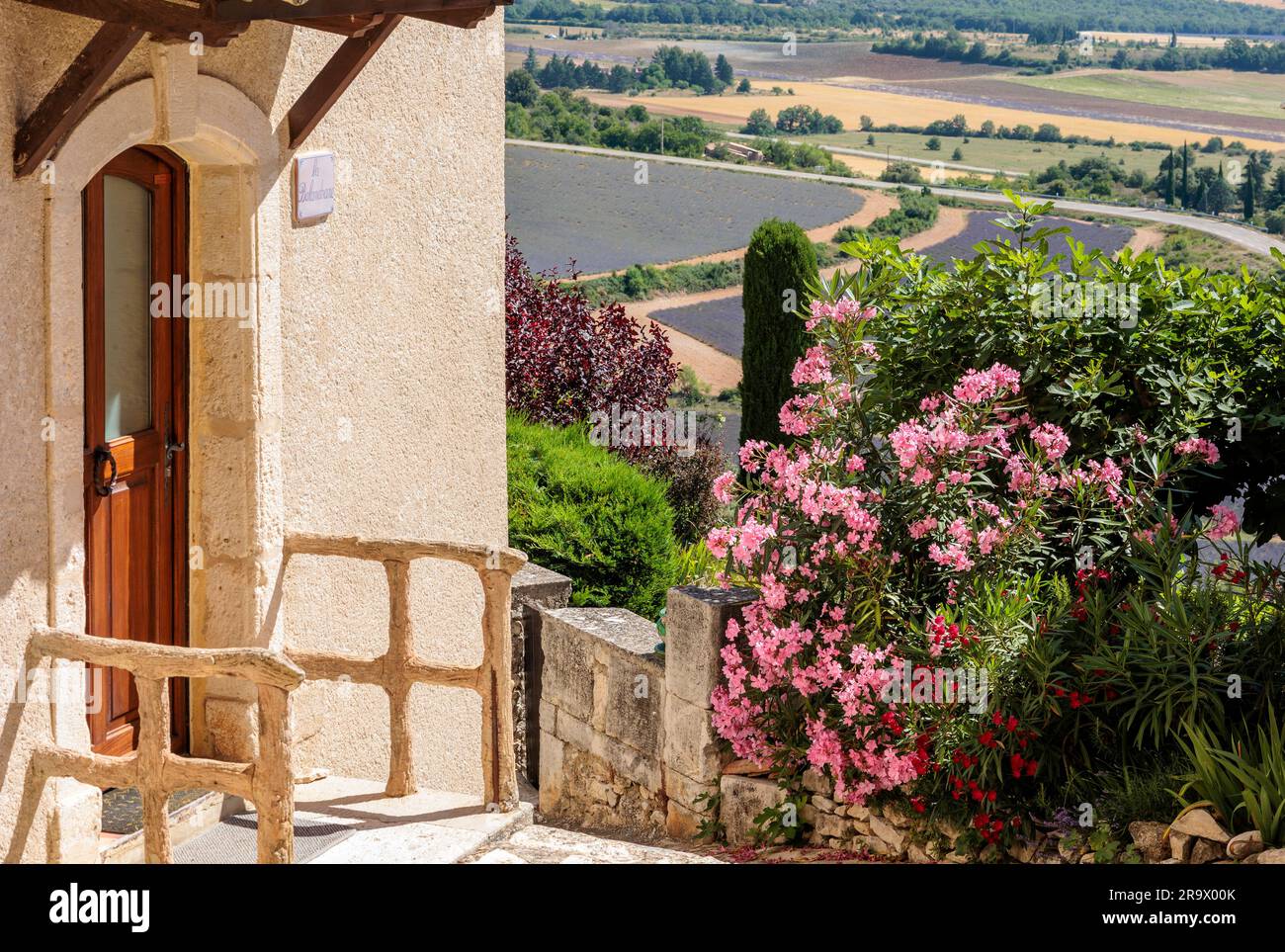 Joli gîte avec vue sur le village médiéval de Simiane-la-Rotonde Forcalquier Provence-Alpes-cotes d'Azur France Banque D'Images