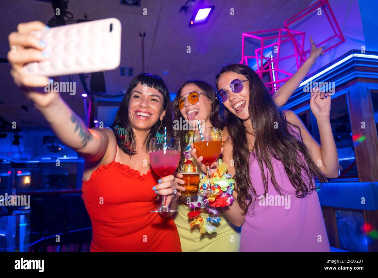 Amis avec des verres d'alcool dans une boîte de nuit prenant un selfie à une soirée dans un pub Banque D'Images
