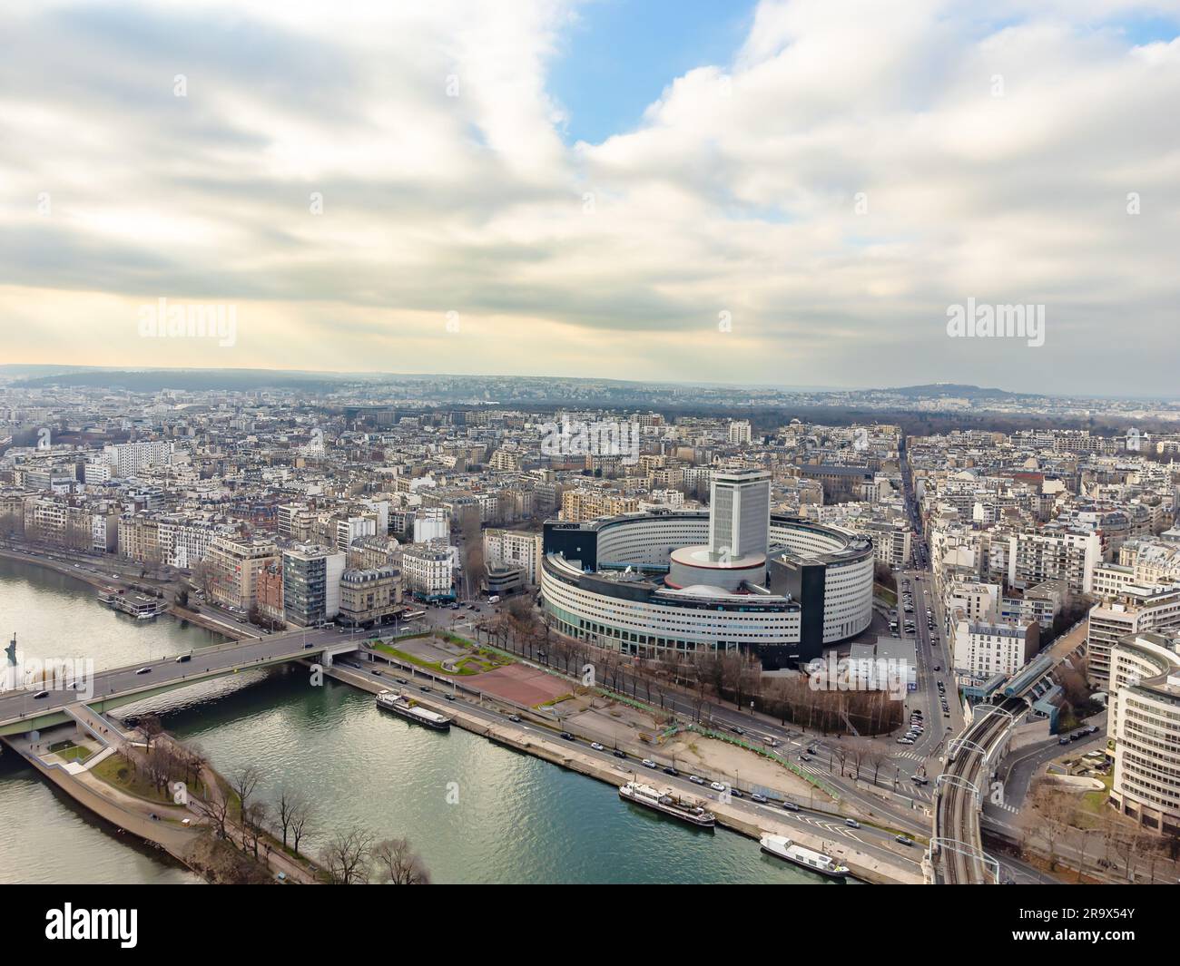 Vue aérienne par drone du siège de radio France et du bâtiment de la Maison de la radio, Paris, France Banque D'Images