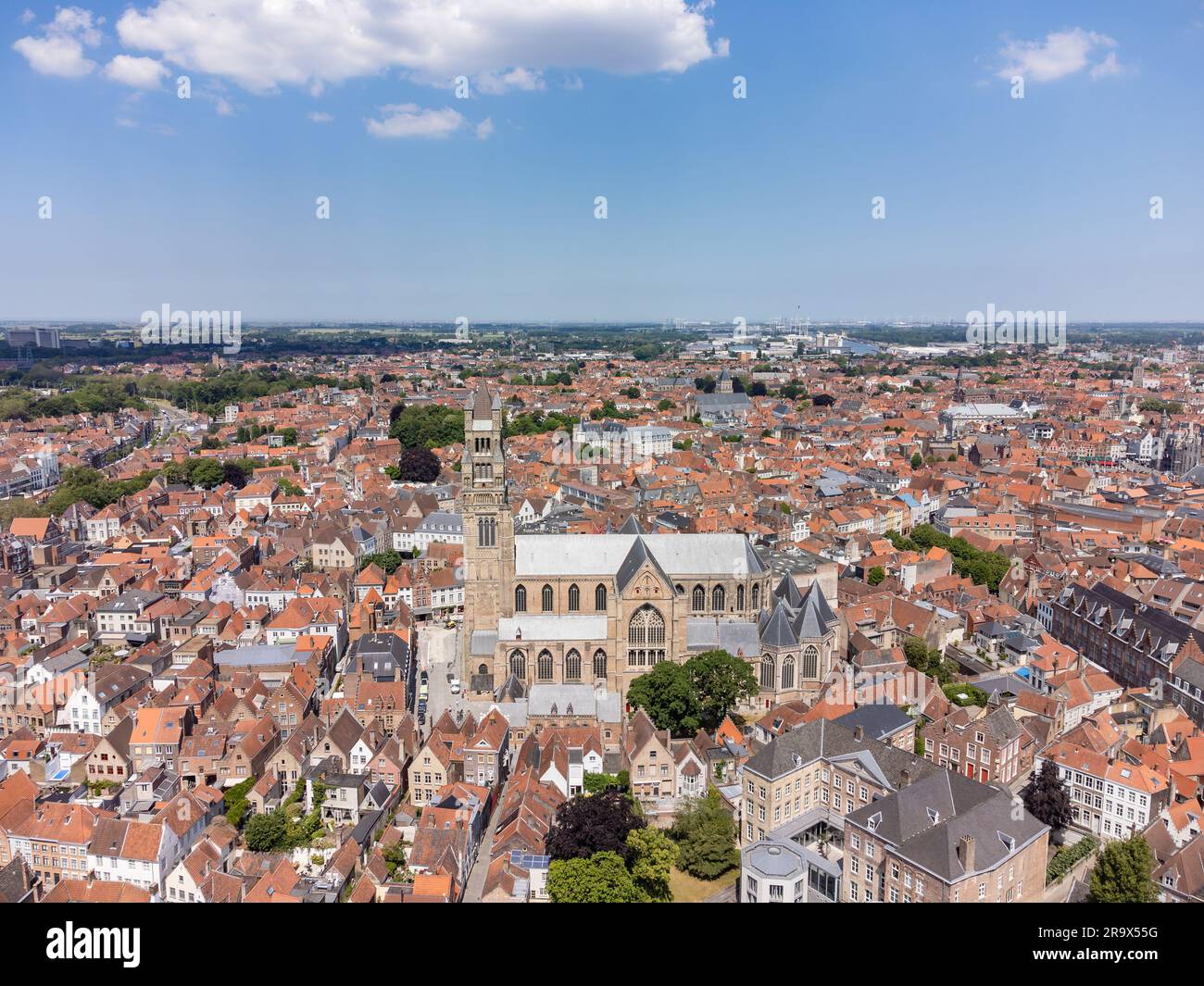 Vue aérienne de St. La cathédrale de Salvator, la cathédrale catholique romaine de Bruges, Belgique. St. Salvator (Sauveur) est la principale église de la ville de Brug Banque D'Images