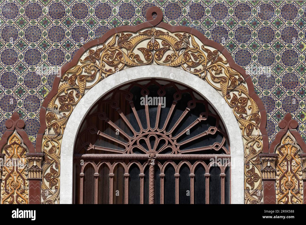 Façade en céramique, avec fenêtre, détail, ancienne fabrique de céramique Devesas, bâtiment de style néo-islamique de 1899, Porto, Portugal Banque D'Images