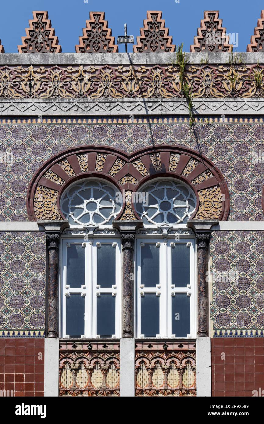 Façade en céramique avec fenêtre en fer à cheval, ancienne fabrique de céramique Devesas, bâtiment de style néo-islamique de 1899, Porto, Portugal Banque D'Images