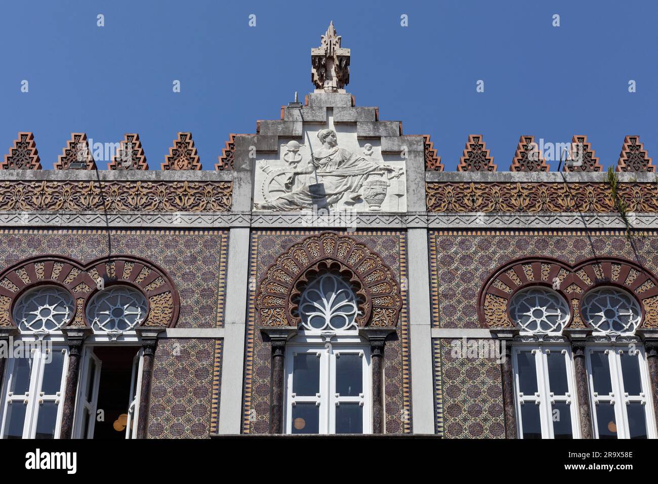 Façade en céramique avec fenêtre en fer à cheval, ancienne fabrique de céramique Devesas, bâtiment de style néo-islamique de 1899, Porto, Portugal Banque D'Images