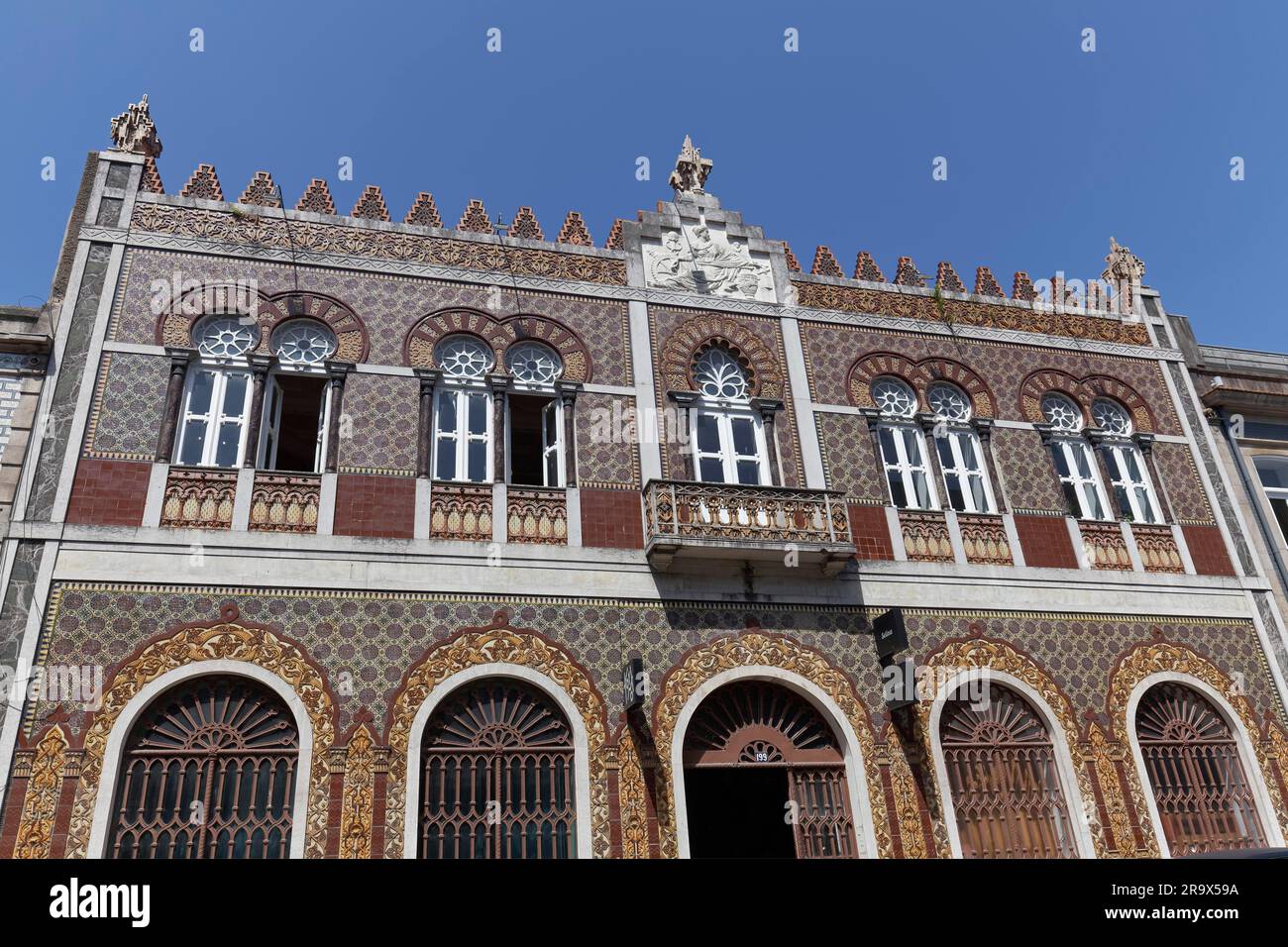Ancienne fabrique de céramique Devesas, bâtiment de style néo-islamique de 1899, façade en céramique, Porto, Portugal Banque D'Images