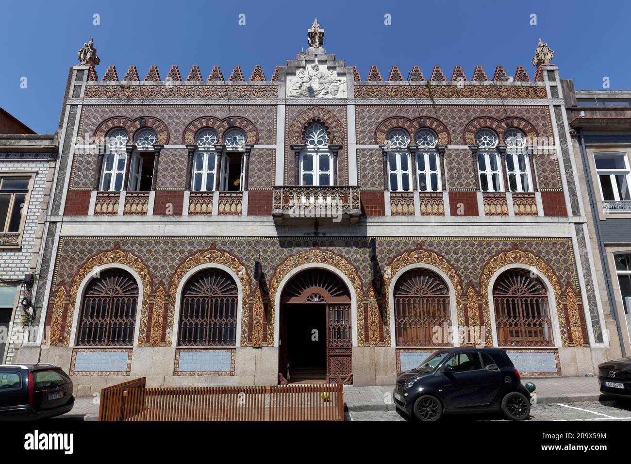Ancienne fabrique de céramique Devesas, bâtiment de style néo-islamique de 1899, façade en céramique, Porto, Portugal Banque D'Images