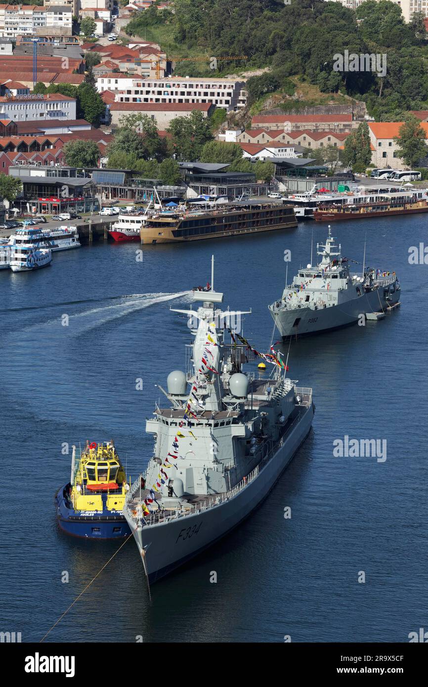 Frégate NRP D. Francisco de Almeida, navire de guerre de la Marine portugaise, ancré sur le fleuve Douro pour le jour de la Marine, Porto, Portugal Banque D'Images