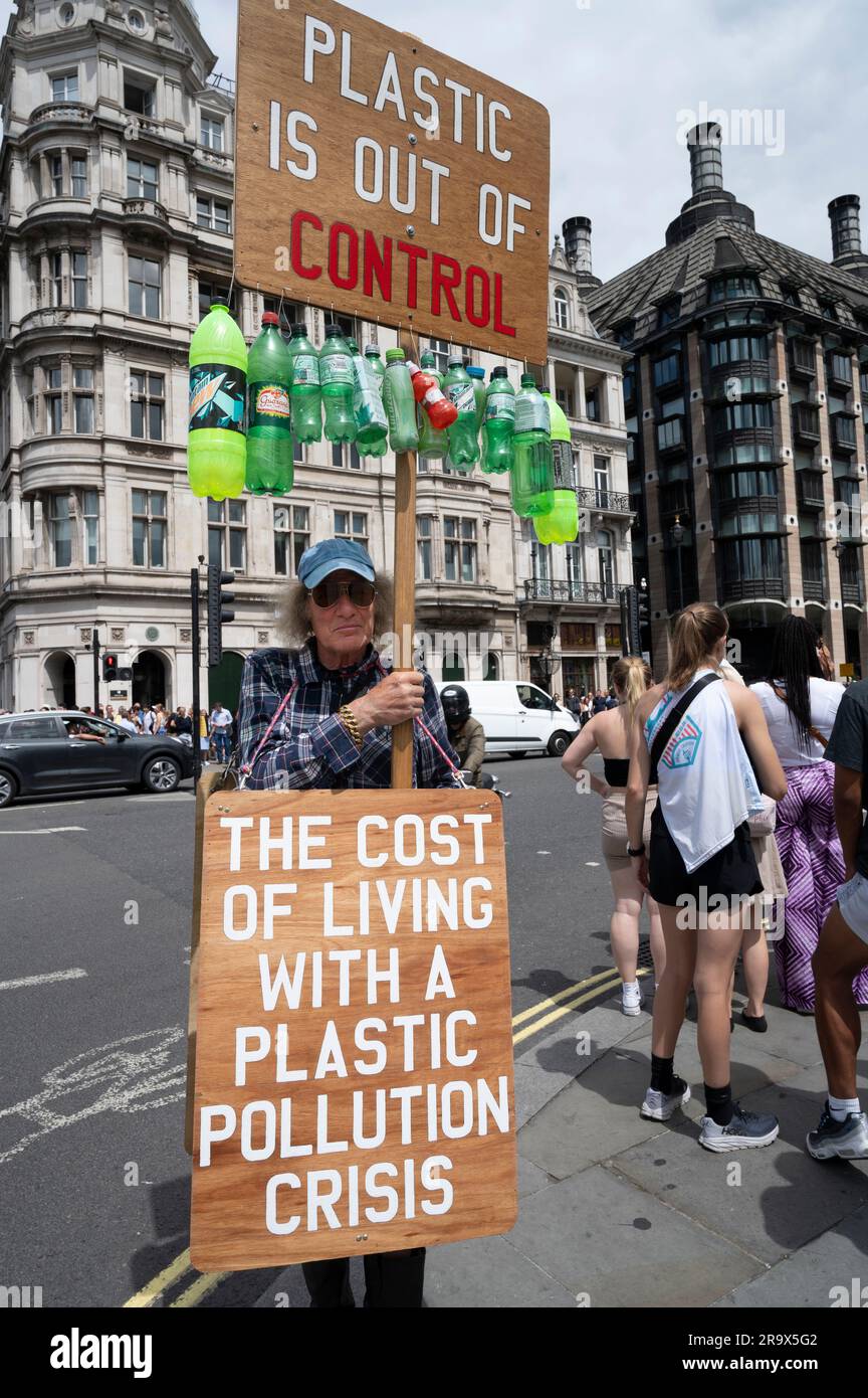 Place du Parlement, Londres. June24th 2023. Rob, un homme, un manifestant contre le plastique. Banque D'Images