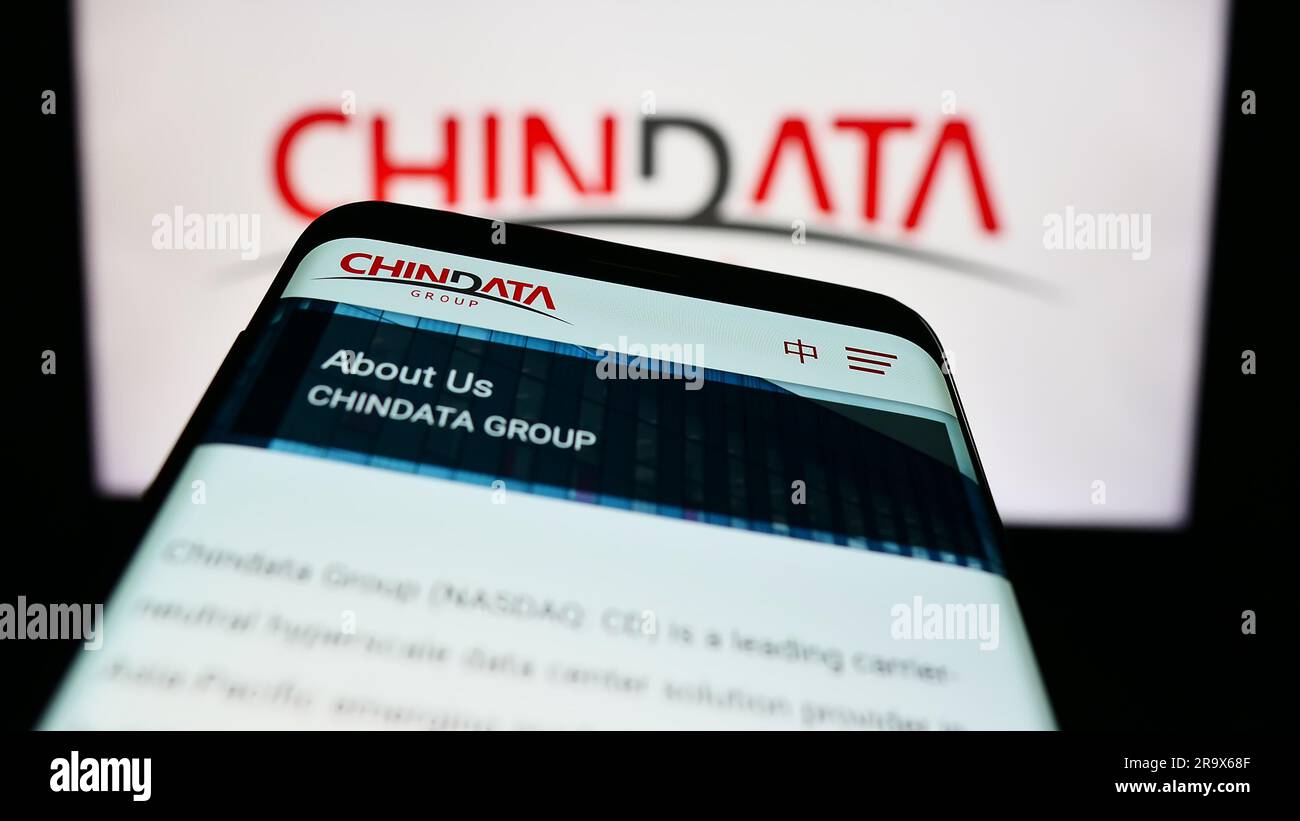 Téléphone mobile avec le site Web de la société chinoise de data centre Chindata Group à l'écran devant le logo de l'entreprise. Faites la mise au point dans le coin supérieur gauche de l'écran du téléphone. Banque D'Images