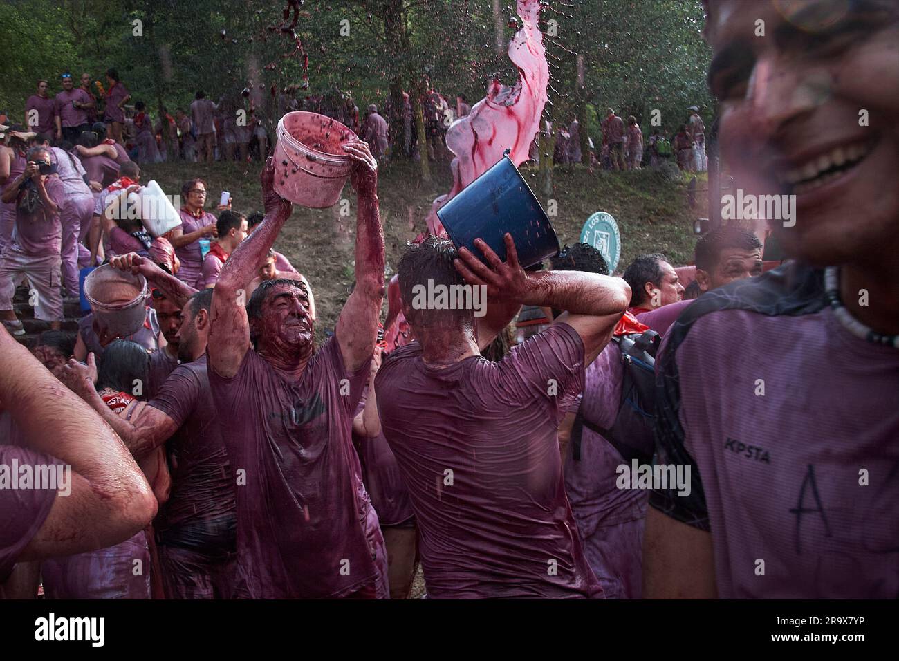 La Rioja, Espagne. 29 juin 2023. Bataille du vin / Batalla de Vino. Riscos de Bilibio, Haro, la Rioja, Espagne. 29 juin 2023. Fêtards à la bataille du vin de Haro qui se tient chaque année le jour de Saint-Pierre. Selon la légende locale, en 1237, un juge a ordonné à tous les résidents de Haro de marquer leurs territoires avec des banderoles violettes sur St. Le jour de Pierre pour finir un méprut terrritorial avec Miranda de Ebro voisine. Photo de James Sturcke | sturcke.org Banque D'Images