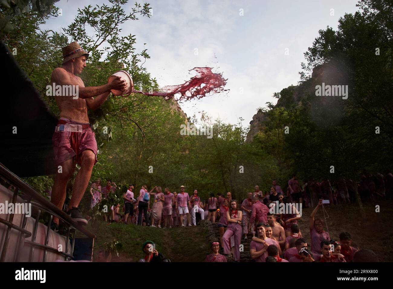 La Rioja, Espagne. 29 juin 2023. Bataille du vin / Batalla de Vino. Riscos de Bilibio, Haro, la Rioja, Espagne. 29 juin 2023. Fêtards à la bataille du vin de Haro qui se tient chaque année le jour de Saint-Pierre. Selon la légende locale, en 1237, un juge a ordonné à tous les résidents de Haro de marquer leurs territoires avec des banderoles violettes sur St. Le jour de Pierre pour finir un méprut terrritorial avec Miranda de Ebro voisine. Photo de James Sturcke | sturcke.org Banque D'Images
