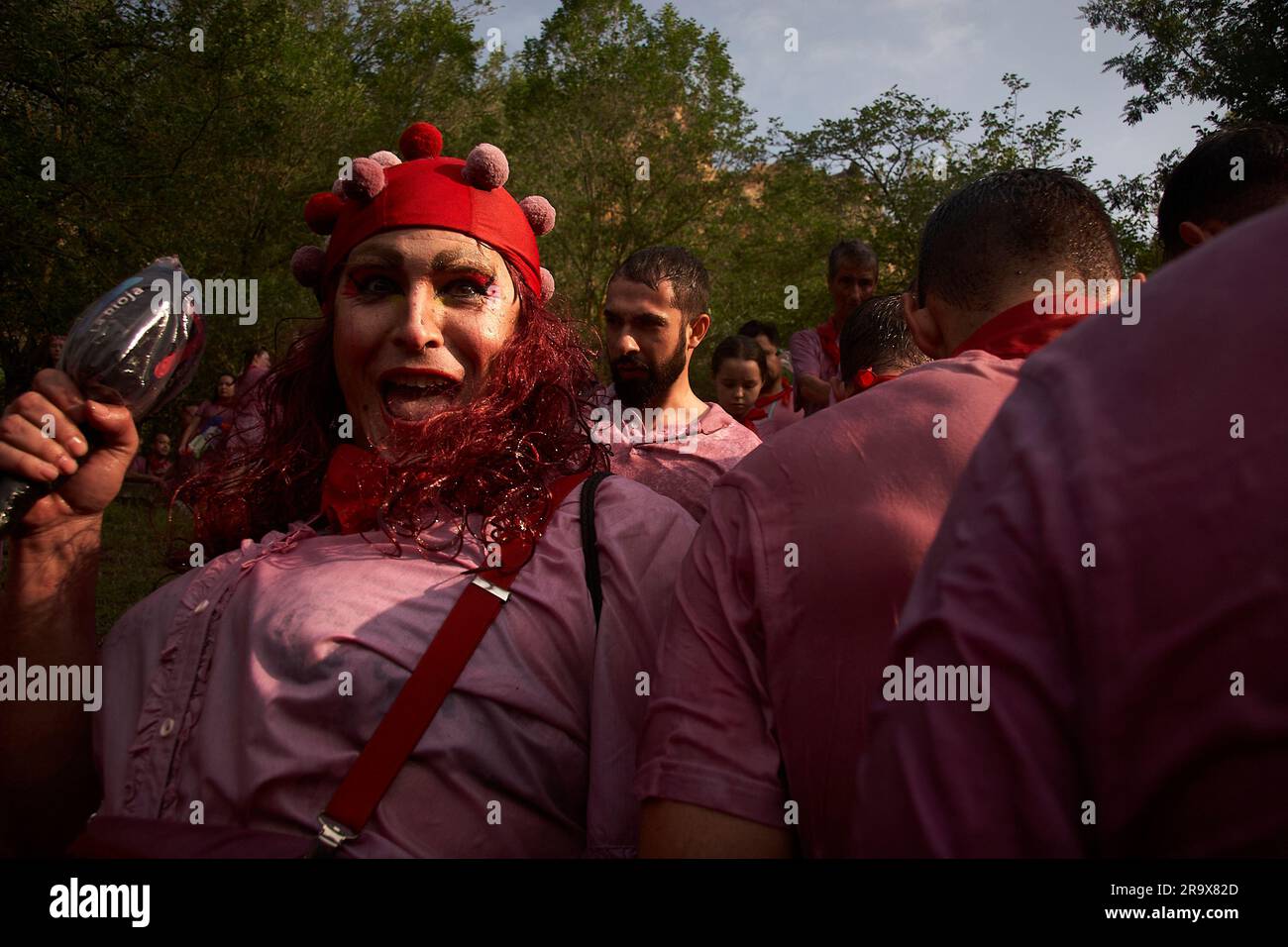 La Rioja, Espagne. 29 juin 2023. Bataille du vin / Batalla de Vino. Riscos de Bilibio, Haro, la Rioja, Espagne. 29 juin 2023. Fêtards à la bataille du vin de Haro qui se tient chaque année le jour de Saint-Pierre. Selon la légende locale, en 1237, un juge a ordonné à tous les résidents de Haro de marquer leurs territoires avec des banderoles violettes sur St. Le jour de Pierre pour finir un méprut terrritorial avec Miranda de Ebro voisine. Photo de James Sturcke | sturcke.org Banque D'Images