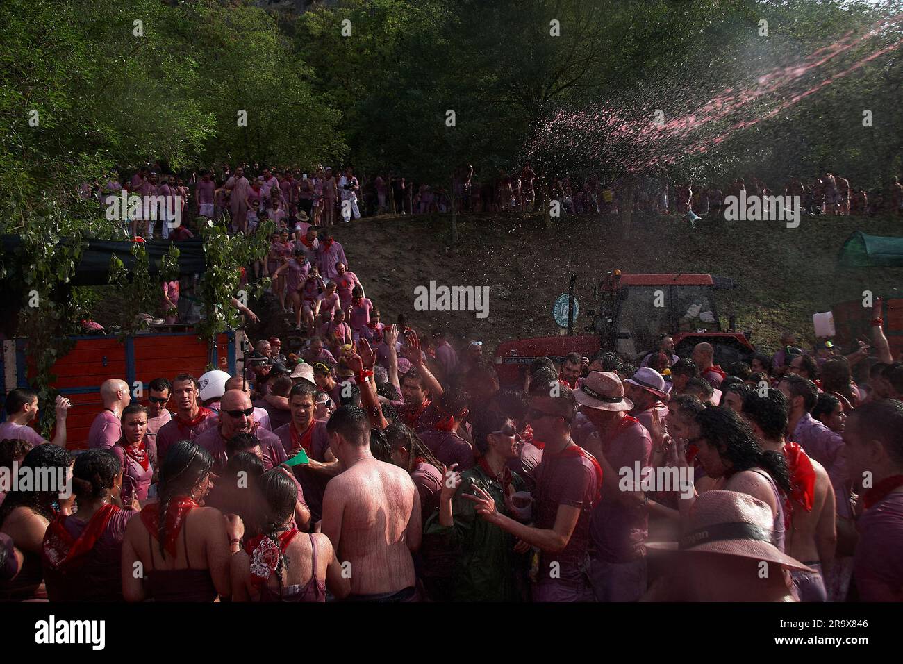 La Rioja, Espagne. 29 juin 2023. Bataille du vin / Batalla de Vino. Riscos de Bilibio, Haro, la Rioja, Espagne. 29 juin 2023. Fêtards à la bataille du vin de Haro qui se tient chaque année le jour de Saint-Pierre. Selon la légende locale, en 1237, un juge a ordonné à tous les résidents de Haro de marquer leurs territoires avec des banderoles violettes sur St. Le jour de Pierre pour finir un méprut terrritorial avec Miranda de Ebro voisine. Photo de James Sturcke | sturcke.org Banque D'Images