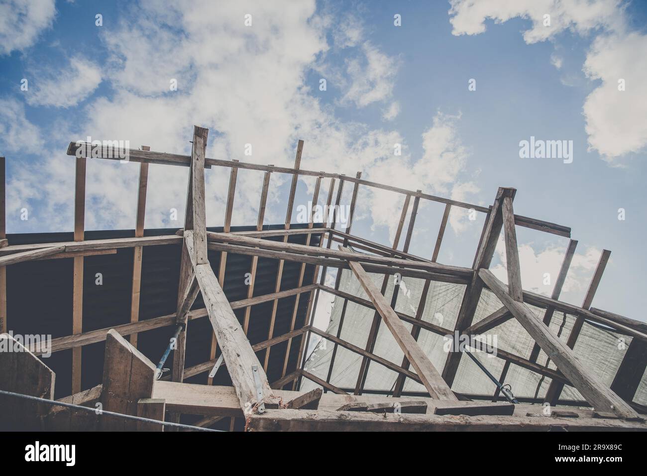 Amélioration de la structure du toit en bois au ciel bleu Banque D'Images