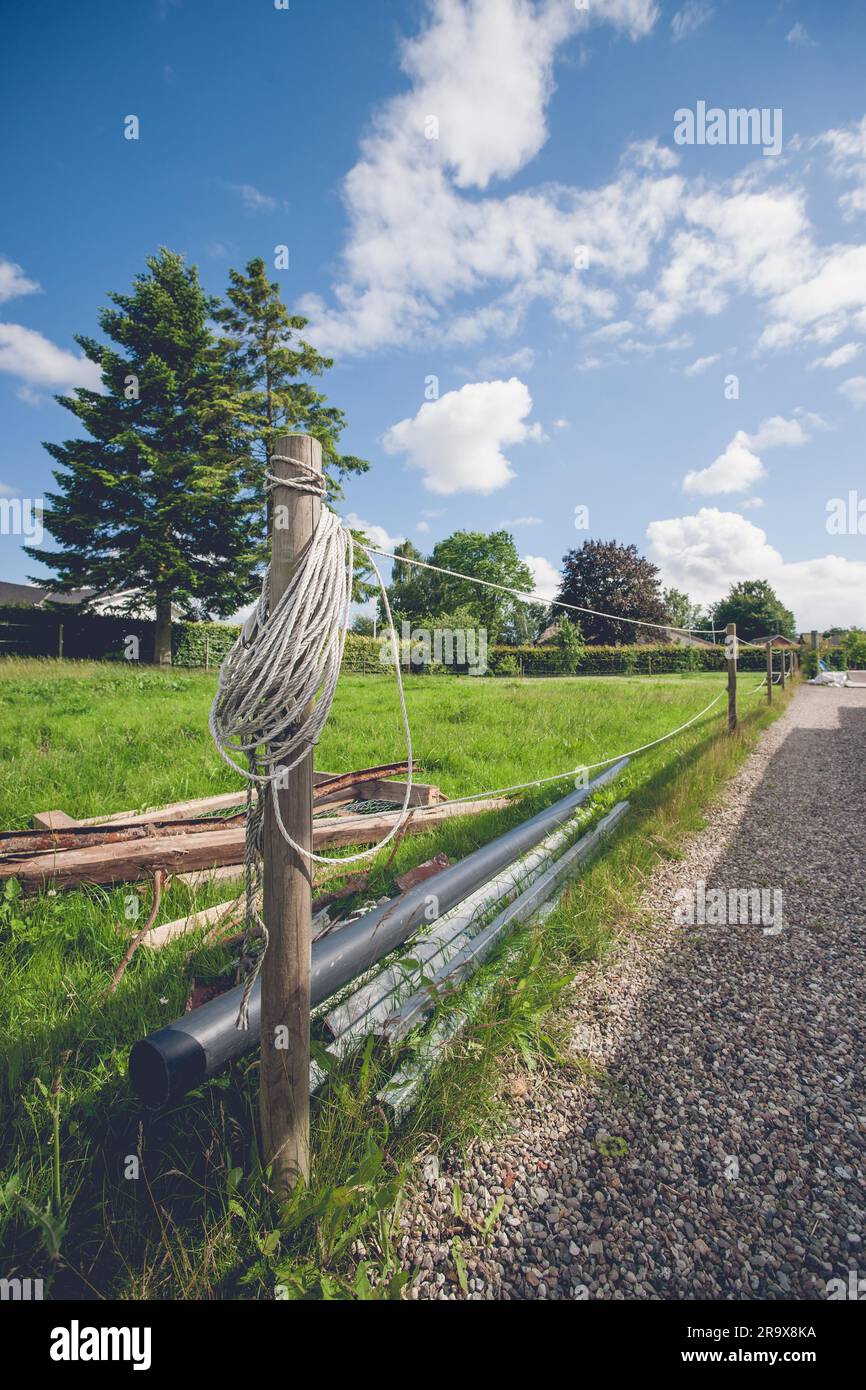 Jardin pelouse avec une clôture faite par une corde Banque D'Images