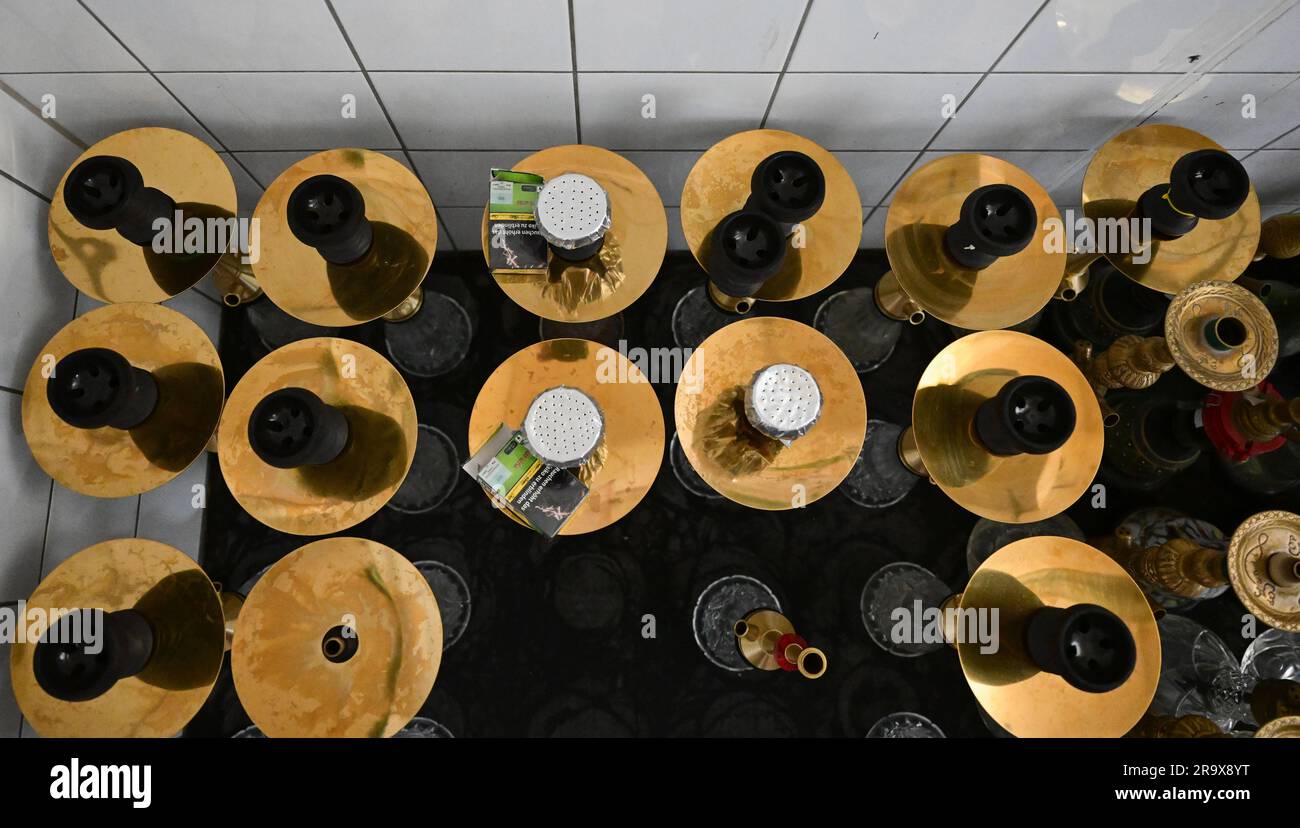 Sindelfingen, Allemagne. 29th juin 2023. Des tuyaux d'eau de shisha sont installés dans un bar de shisha. Les bars de shisha dominent de plus en plus le paysage urbain dans de nombreuses villes. Mais le marché du narguilé souffre de trop de règles et de bureaucratie, critiquant les jeunes libéraux du Bade-Wurtemberg. (À dpa "les jeunes libéraux critiquent la bureaucratie pour les barres de nargua") Credit: Bernd Weißbrod/dpa/Alamy Live News Banque D'Images