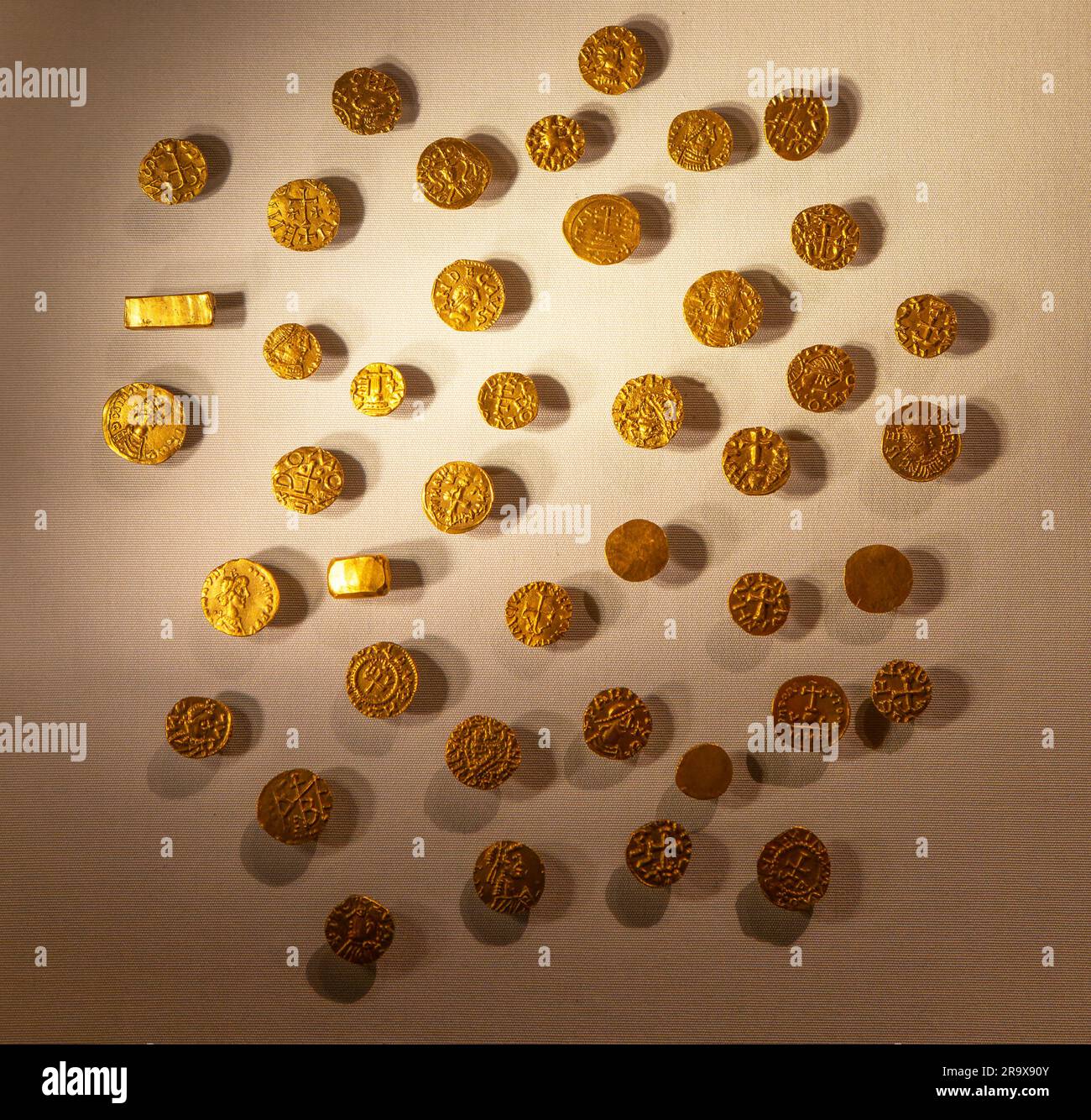 Pièces d'or anglo-saxonnes de monnaies franques trouvées dans le sac à main du roi exposé, Sutton Hoo, Suffolk, Wbgland, UKUK Banque D'Images
