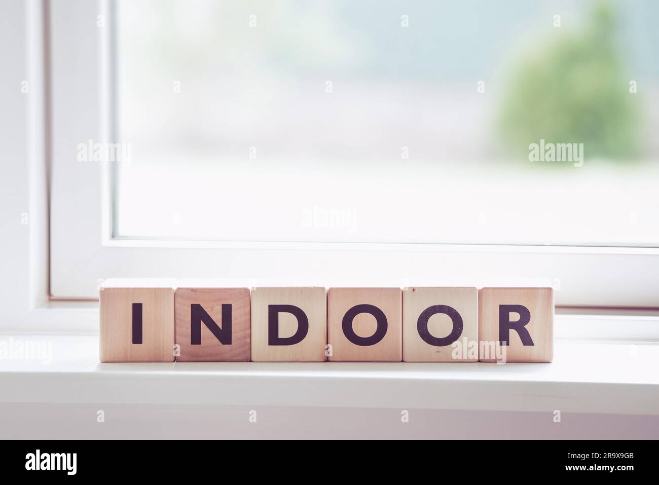 Inscrivez-vous à l'intérieur des cubes de bois dans une salle lumineuse Banque D'Images