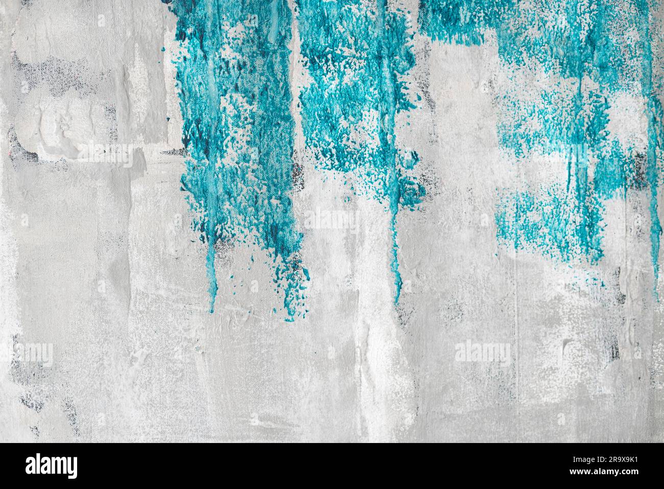 Peinture bleu sur un mur grunge avec surface altérée dans des couleurs vives Banque D'Images