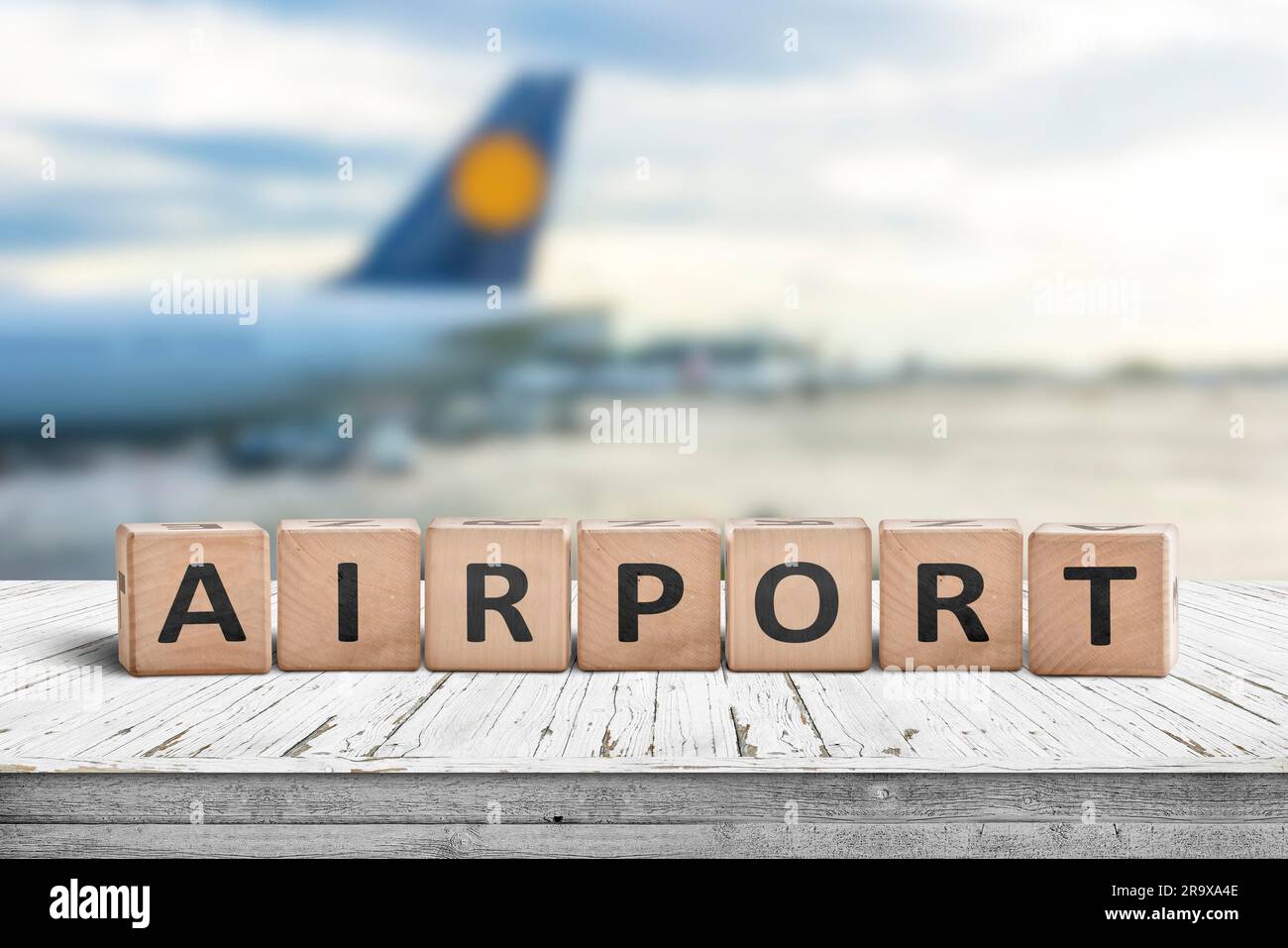 Signe de l'aéroport sur une surface en bois avec un avion à l'arrière-plan Banque D'Images