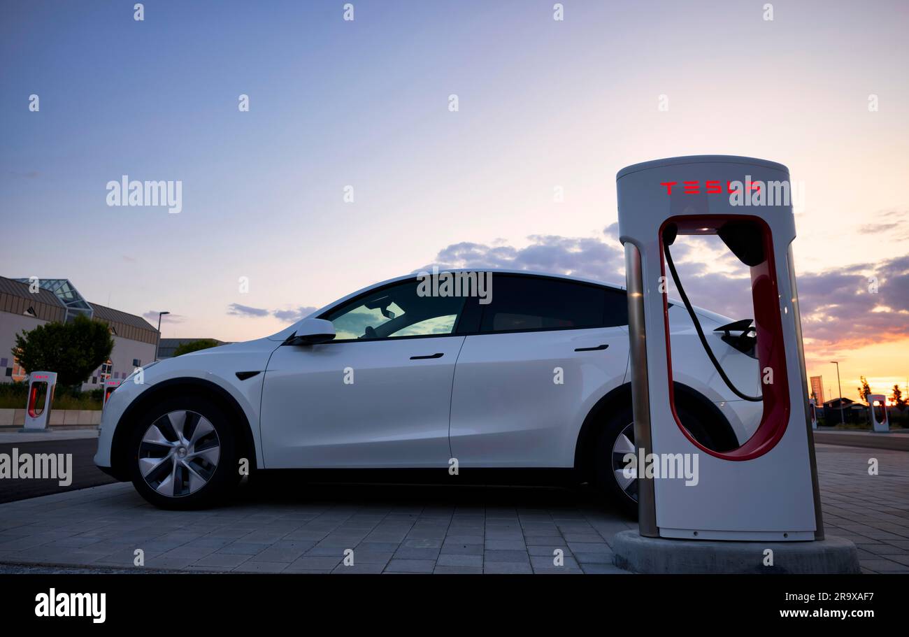 Supercharger Tesla, logo, station de charge pour voitures électriques, station de charge électrique, colonne de charge, station de remplissage E, E-Mobility, En cours de chargement Banque D'Images