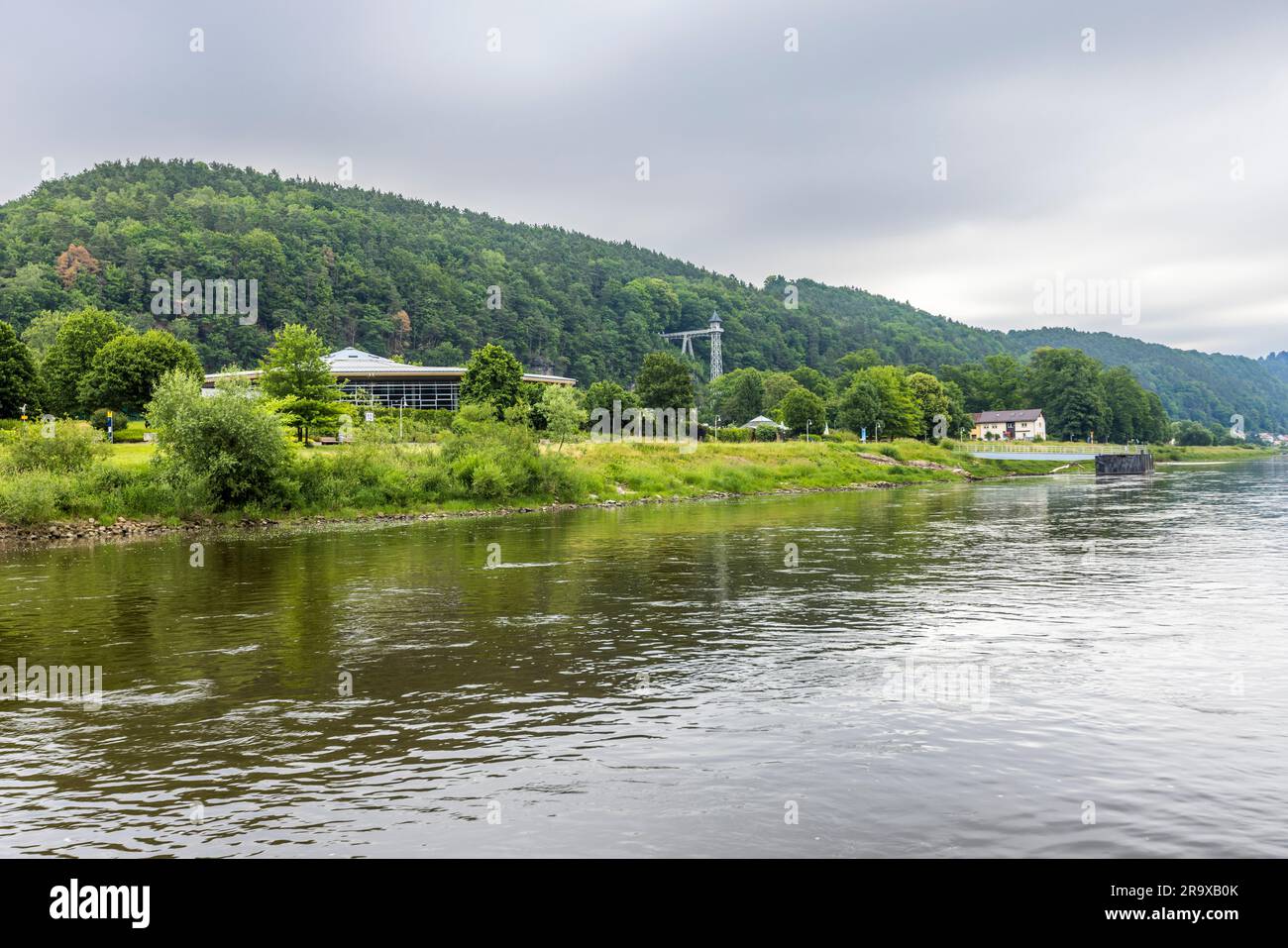 Traversée en ferry sur l'Elbe près de Bad Schandau. En arrière-plan, l'ascenseur de passagers Bad Schandau. L'ascenseur de Elbhöhe au niveau Ostrau a été construit en 1904a ascenseur historique de passagers vous emmène au-dessus de la ville de Bad Schandau. Construite en 1904 dans un style Art Nouveau et haute de 50 mètres, la tour en treillis métallique est une plate-forme d'observation à Bad Schandau, en Allemagne Banque D'Images