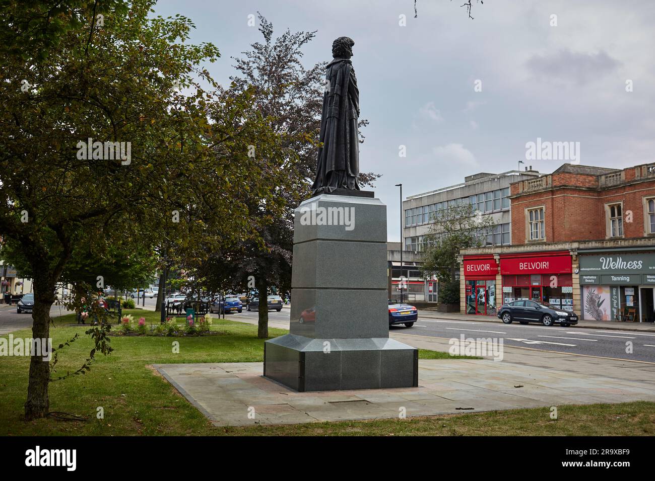 St Peters Hill Green, Grantham, Lincolnshire. La statue de Margaret Thatcher en bronze immortalise l'ancien Premier ministre estimé. Banque D'Images