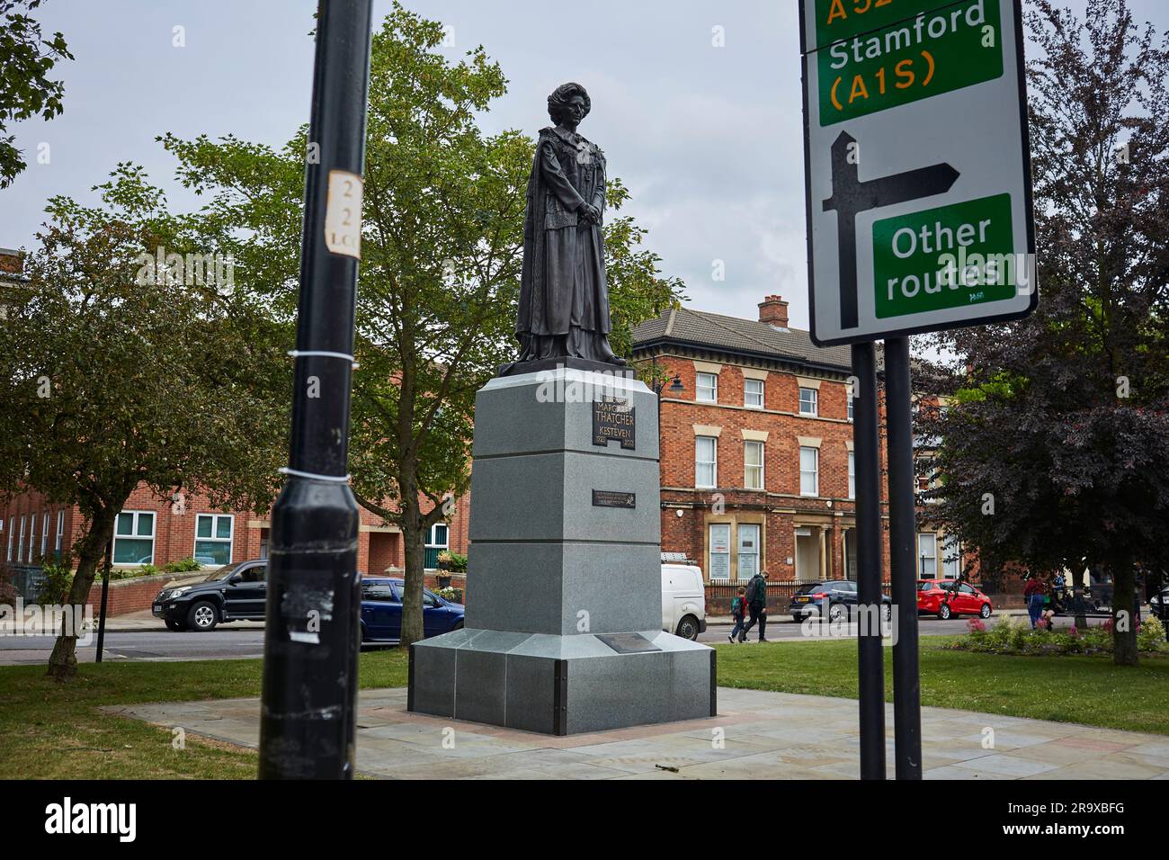 St Peters Hill Green, Grantham, Lincolnshire. La statue de Margaret Thatcher en bronze immortalise l'ancien Premier ministre estimé. Banque D'Images