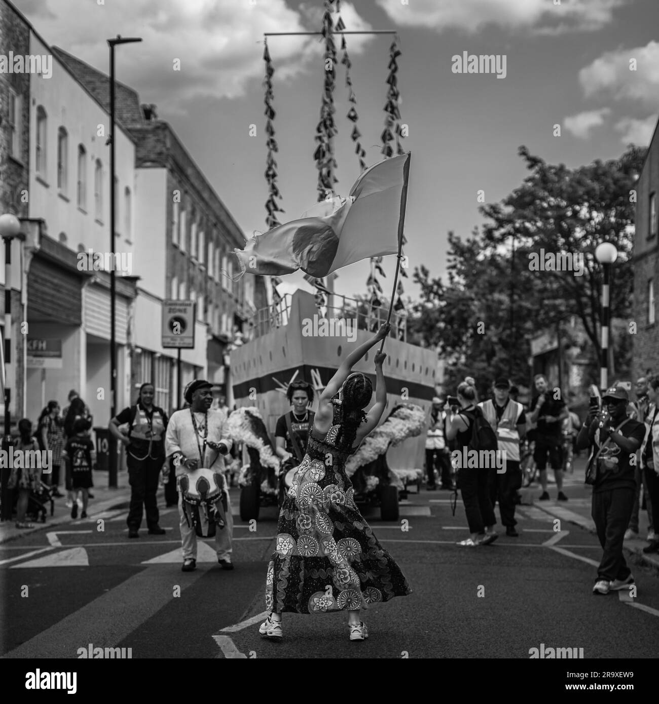 Une procession en noir et blanc à Londres commémorant le Windrush 75 à Brixton. Banque D'Images