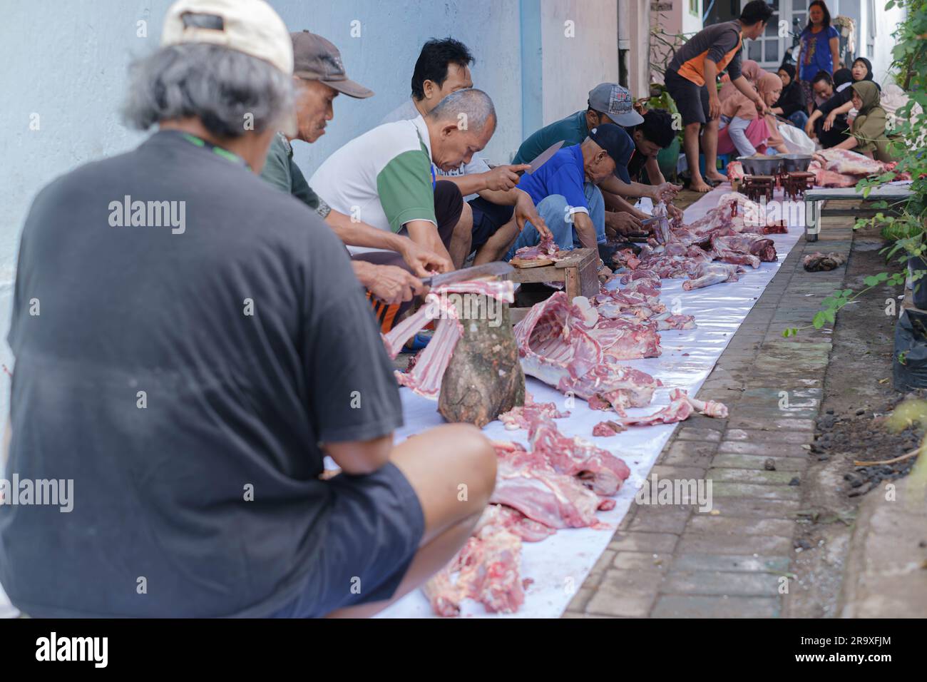 MALANG, INDONÉSIE - 29 juin 2023: Beaucoup de gens hacher des viandes de chèvre et de boeuf pendant Eid Al-Adha ou Idul Adha Banque D'Images