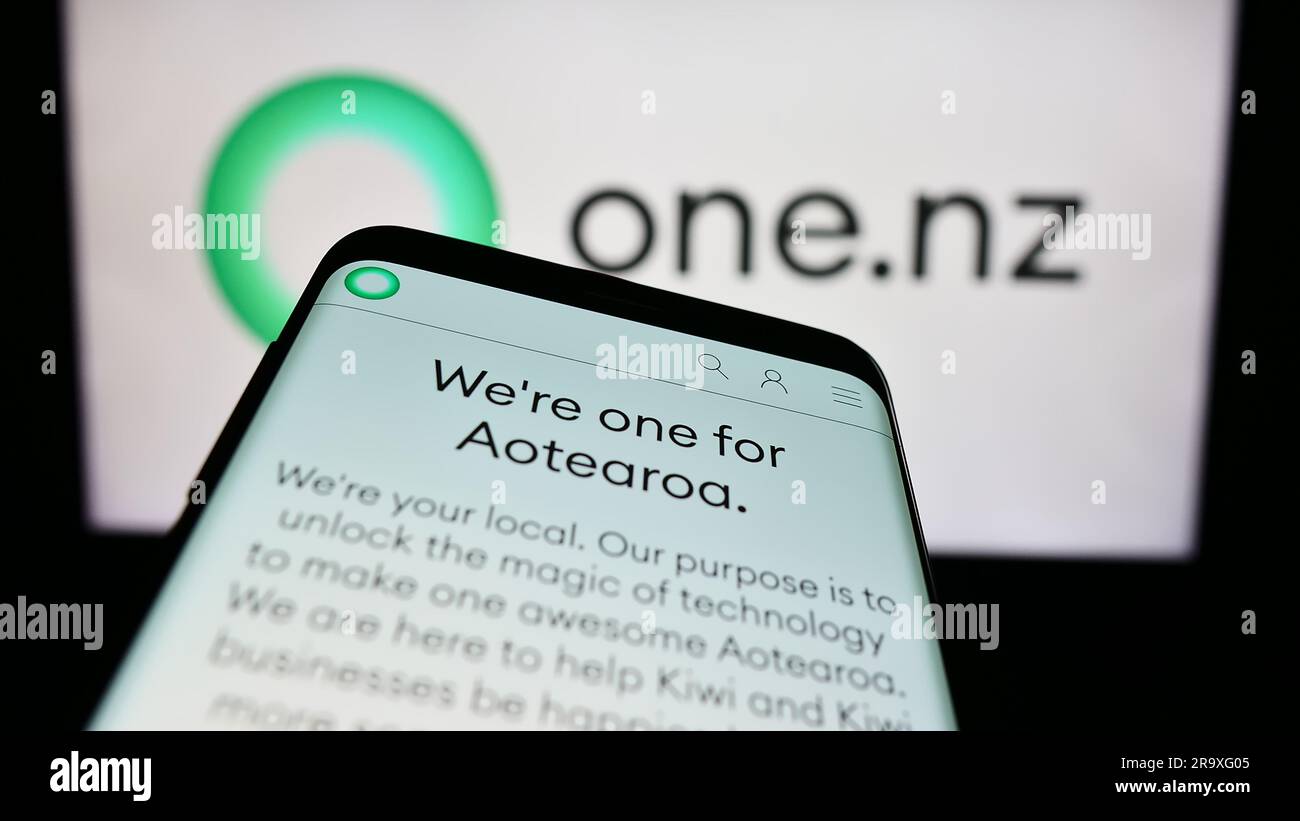 Téléphone mobile avec le site Web de la société One New Zealand Group Limited (One NZ) à l'écran devant le logo. Faites la mise au point dans le coin supérieur gauche de l'écran du téléphone. Banque D'Images