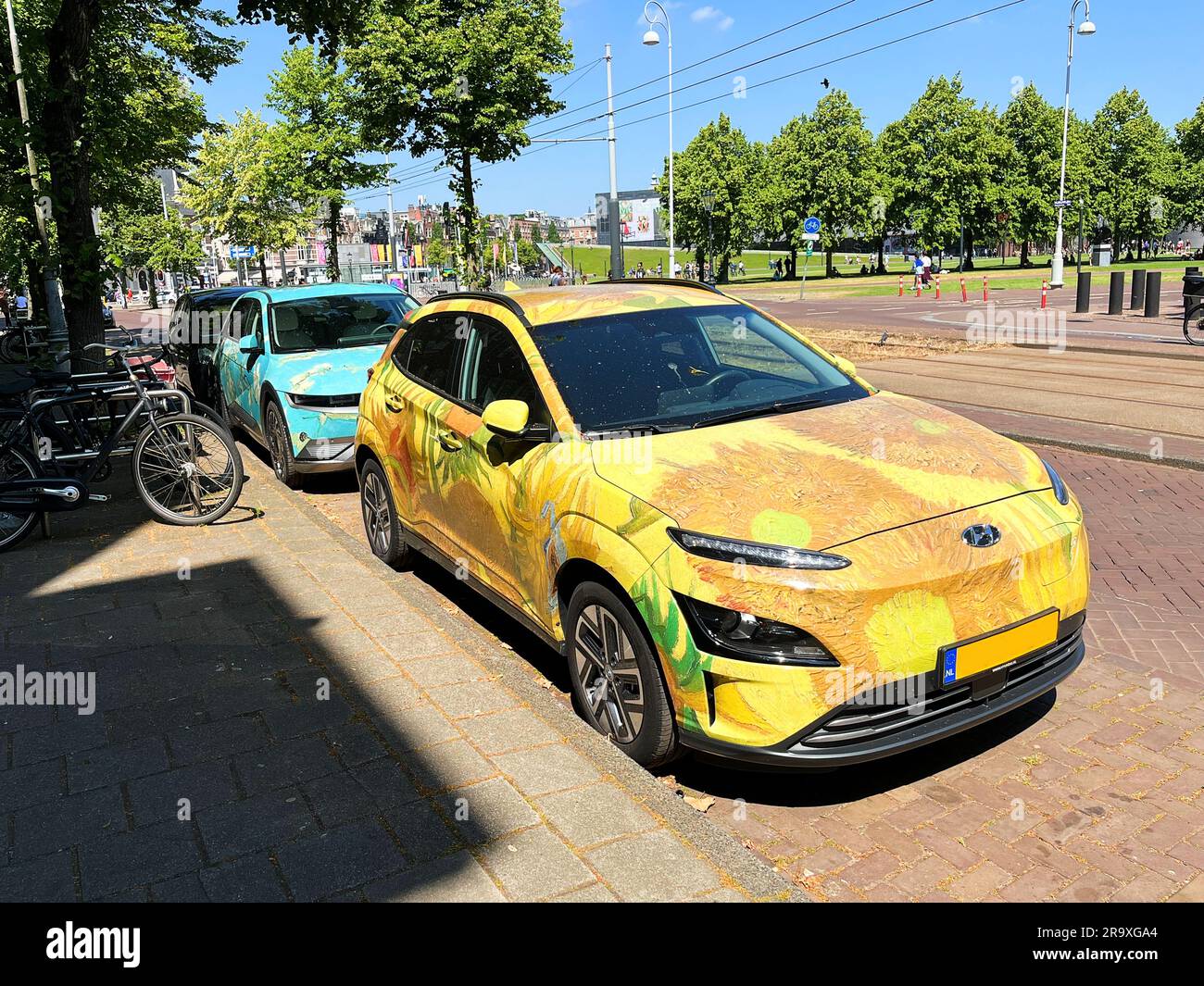 Amsterdam, pays-Bas. 23 juin 2023. Voitures sur le thème de Van Gogh dans le centre d'Amsterdam. Photo de haute qualité Banque D'Images