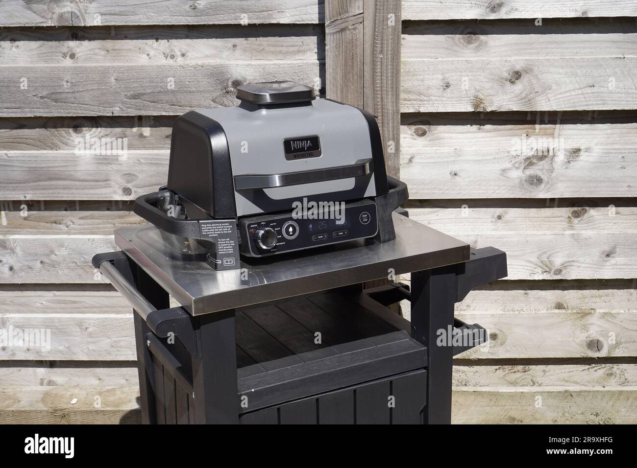 Ninja Woodfire BBQ Smoker four Grill Health Air friteuse. Banque D'Images