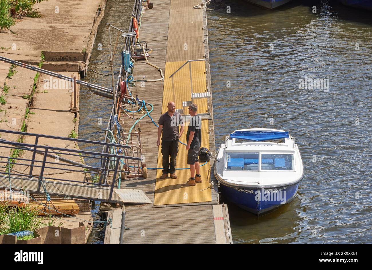 Deux hommes en conversation à côté d'un bateau fluvial Banque D'Images