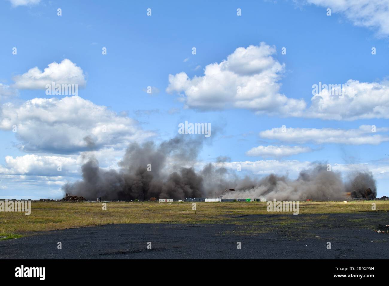 Redcar, Royaume-Uni. 29 juin 2023. Aujourd'hui, la dernière explosion s'est déroulée sur le site de Teesworks. Cela a vu l'ancienne centrale sidérurgiques de Redcar et les structures associées démolies - y compris une triple cheminée, le bâtiment de la centrale électrique, la cheminée, et le support de gaz, ce qui a permis le réaménagement. Lord Michael Heseltine a appuyé sur le bouton pour déclencher la démolition explosive. Le maire de Tees Valley, Ben Houchen, et le député de Redcar, Jacob Young, étaient également présents. Le site fait partie du Freeport de Teesside et est actuellement en cours de réaménagement, ce qui fait place à de nouveaux investissements industriels dans la région. Crédit : tee Banque D'Images