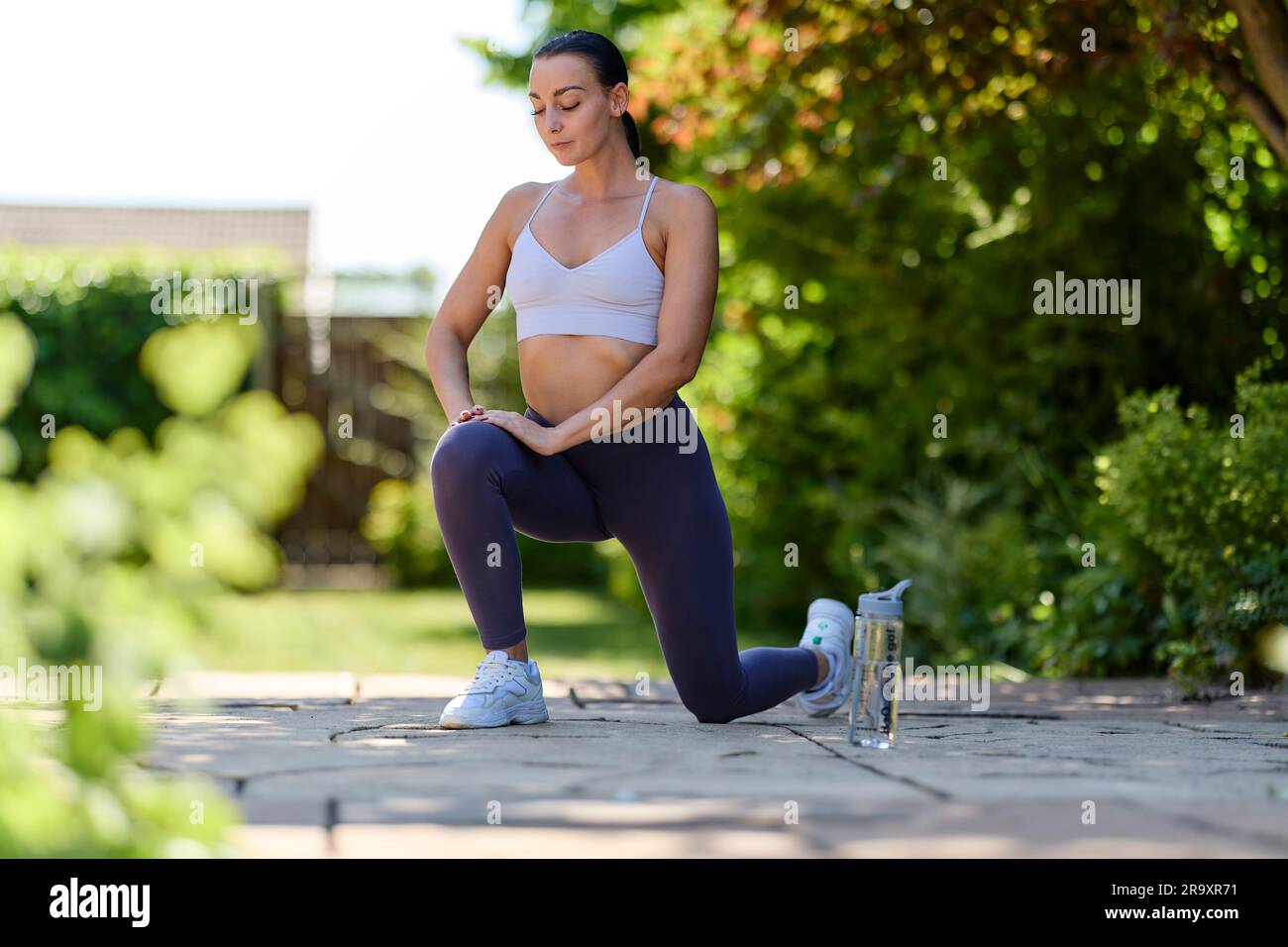 Woman exercising outdoors Banque D'Images