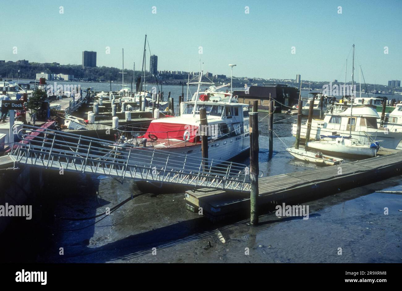 1994 image d'archive du 79th Street Boat Basin, New York. Banque D'Images