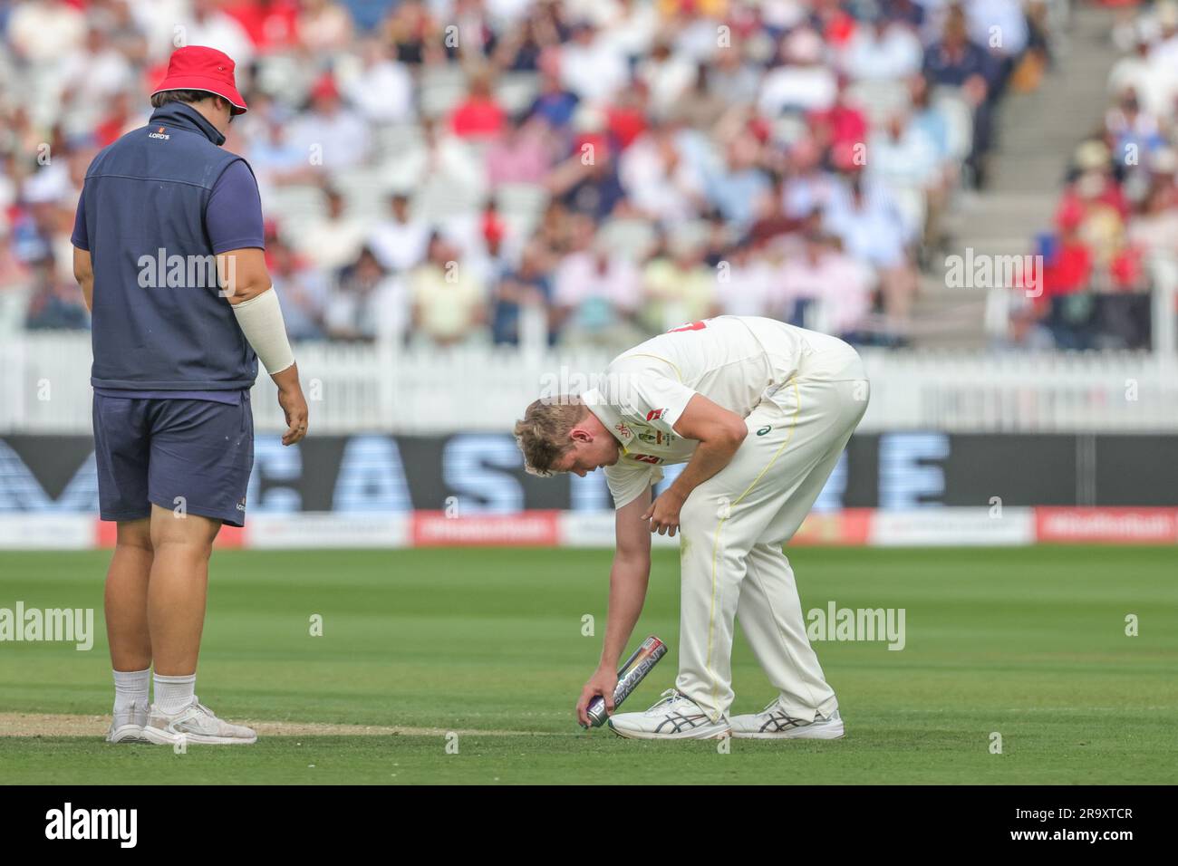 Cameron Green d'Australie marque le terrain pour le bowling pendant le LV= Insurance Ashes Test Series deuxième jour de test 2 Angleterre / Australie à Lords, Londres, Royaume-Uni, 29th juin 2023 (photo de Mark Cosgrove/News Images) Banque D'Images