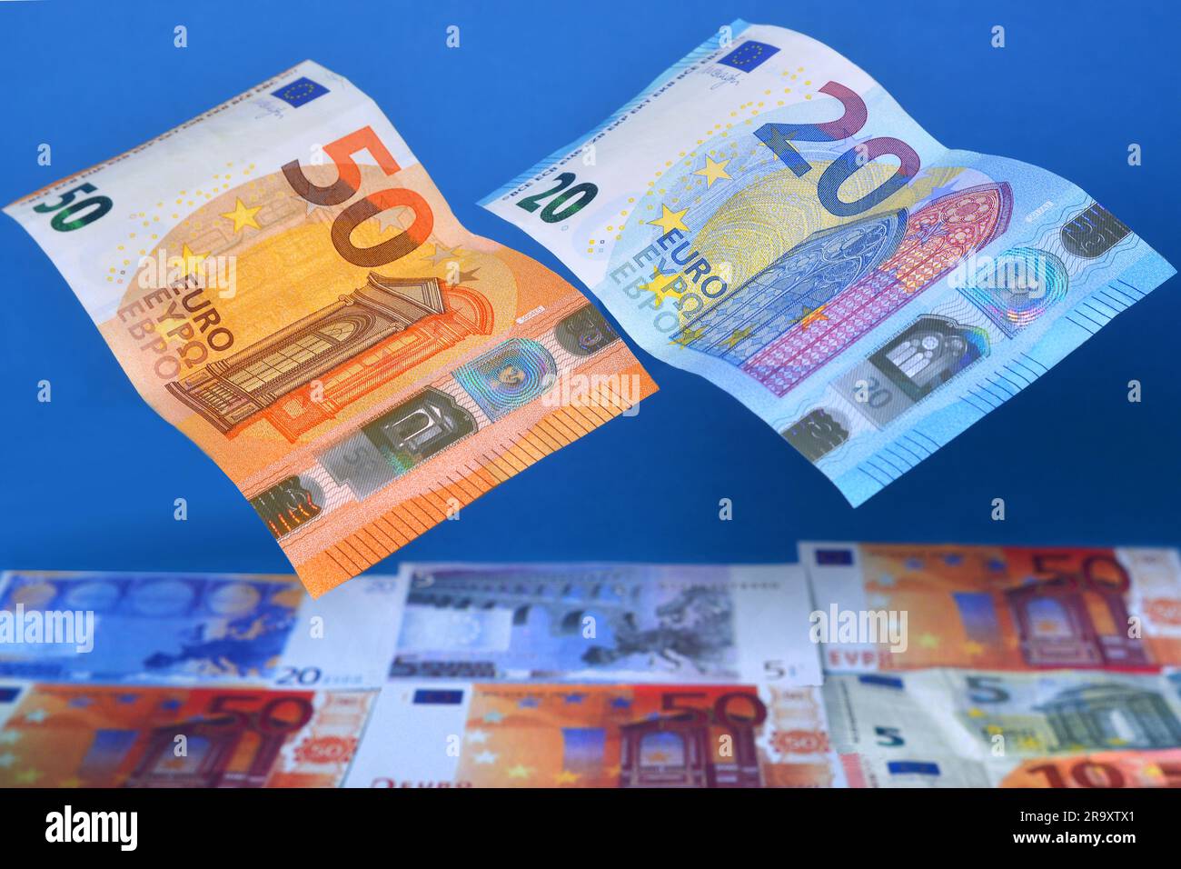 Turin, Piémont/Italie -09/14/2018- gros plan de deux billets en euros sur fond de billets en euros Banque D'Images