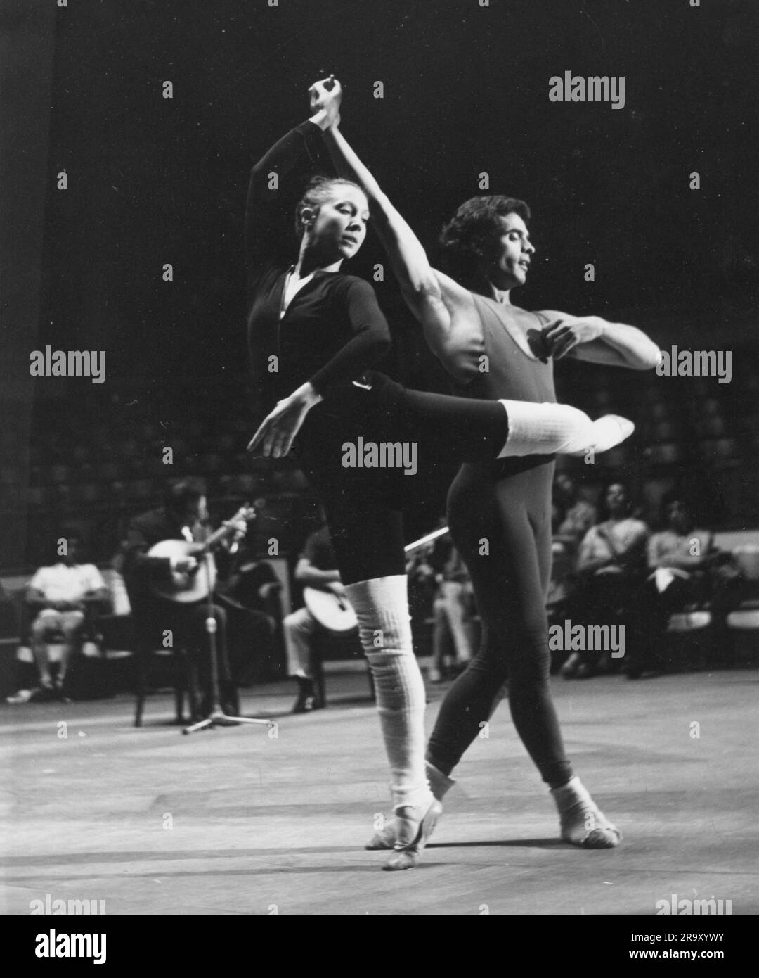 Danse, ballet, entraînement, couple dansant pendant un exercice, 1950s, DROITS-SUPPLÉMENTAIRES-AUTORISATION-INFO-NON-DISPONIBLE Banque D'Images