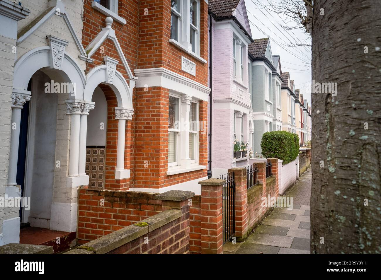Rangée de maisons en terrasse typiquement britanniques dans le sud-ouest de Londres Banque D'Images