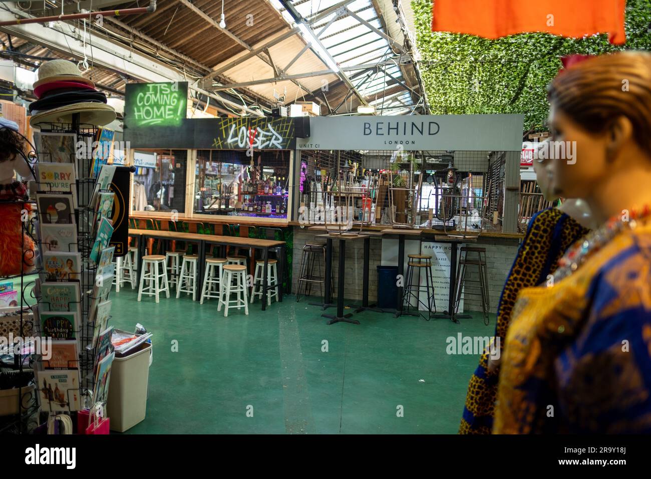 LONDRES- AVRIL, 2023: Marché de la cuisine dans le sud-ouest de Londres, un marché intérieur avec beaucoup de vendeurs et de commerçants de nourriture de rue Banque D'Images