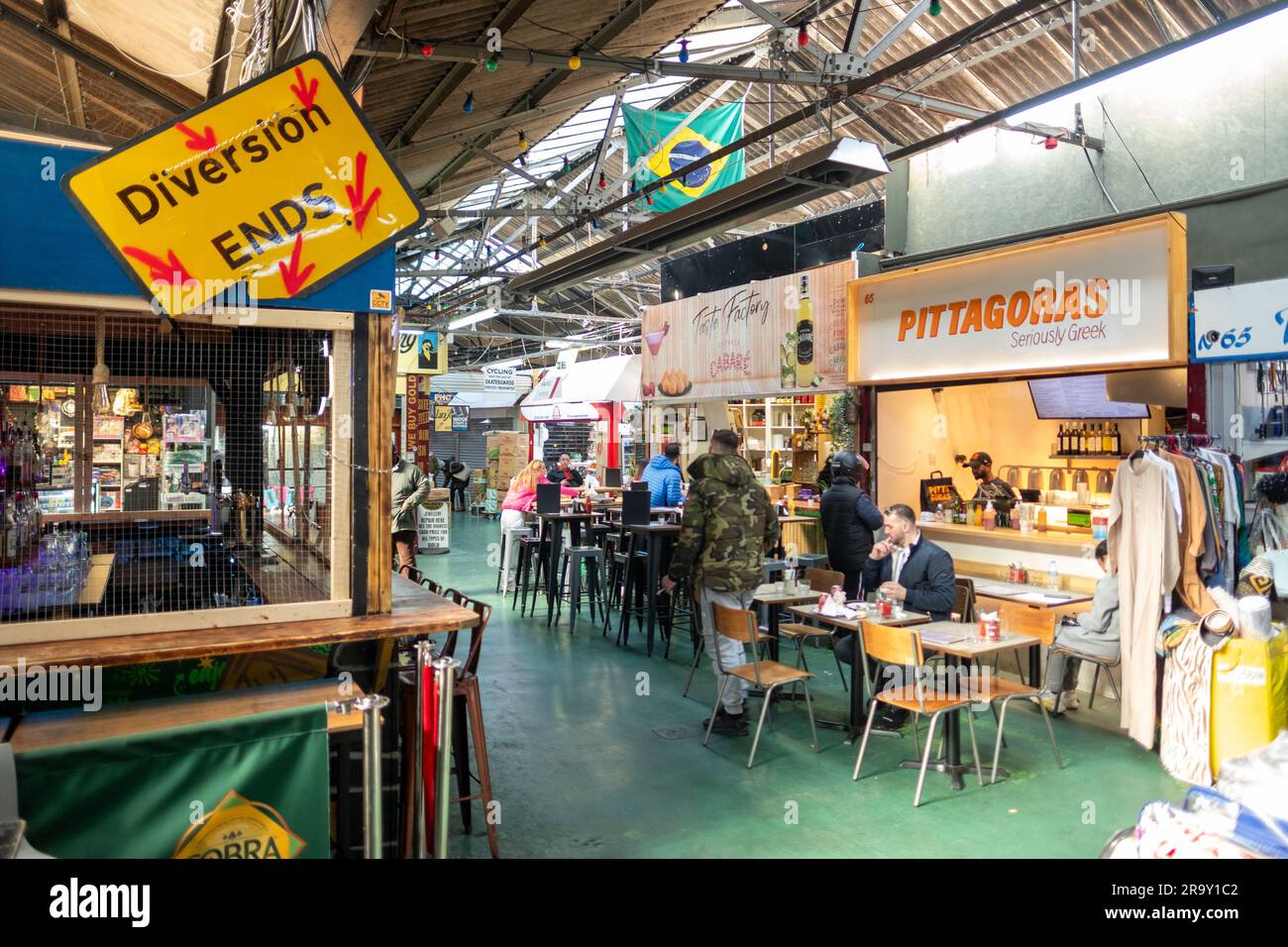 LONDRES- AVRIL, 2023: Marché de la cuisine dans le sud-ouest de Londres, un marché intérieur avec beaucoup de vendeurs et de commerçants de nourriture de rue Banque D'Images