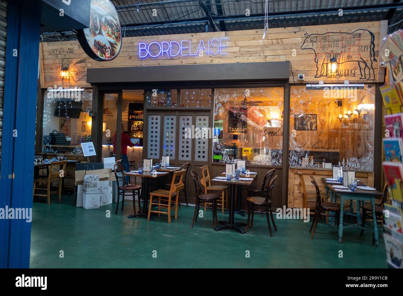 LONDRES- AVRIL, 2023: Marché de la cuisine dans le sud-ouest de Londres, un marché intérieur avec beaucoup de vendeurs et de commerçants de nourriture de rue Banque D'Images